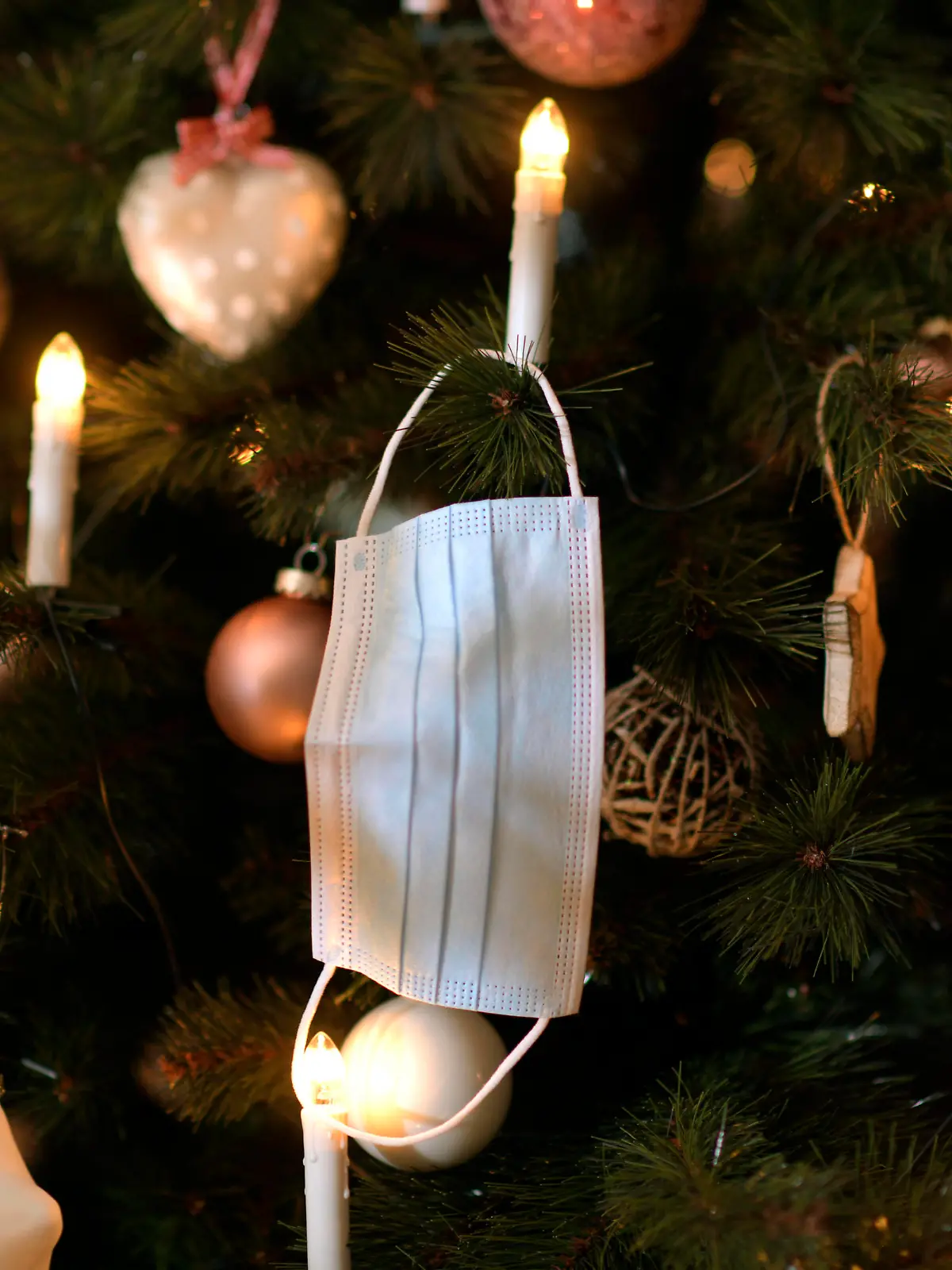 23.11.2020, Symbolbild, Am Weihnachstbaum im Wohnzimmer hängt ein Mund-Nasen-Schutz, Wegen der Corona-Pandemie könnte Weihnachten dieses Jahr etwas einsamer werden. 23.11.2020, Weihnachten in Einsamkeit wegen Corona 23.11.2020, Weihnachten in Einsamkeit wegen Corona *** 23 11 2020, Symbolic picture, On the Christmas tree in the living room hangs a mouth nose protection, Because of the Corona pandemic Christmas could be a little bit lonelier this year 23 11 2020, Christmas in loneliness because of Corona 23 11 2020, Christmas in loneliness because of Corona 
