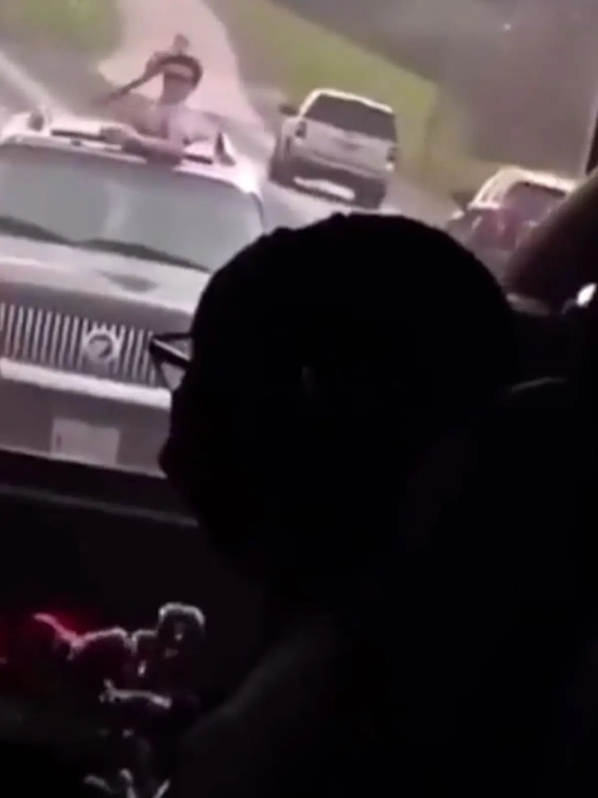 Wollte ein Unbekannter oder eine Unbekannte etwa auf einen Bus voller Schulkinder schießen? Diesem ungeheuerlichen Verdacht geht die Polizei im US-Bundesstaat Texas nach. Der Vorfall ereignete sich im Bezirk Dayton, etwa 40 Kilometer nordöstlich der Stadt Houston, berichtet die "New York Post".