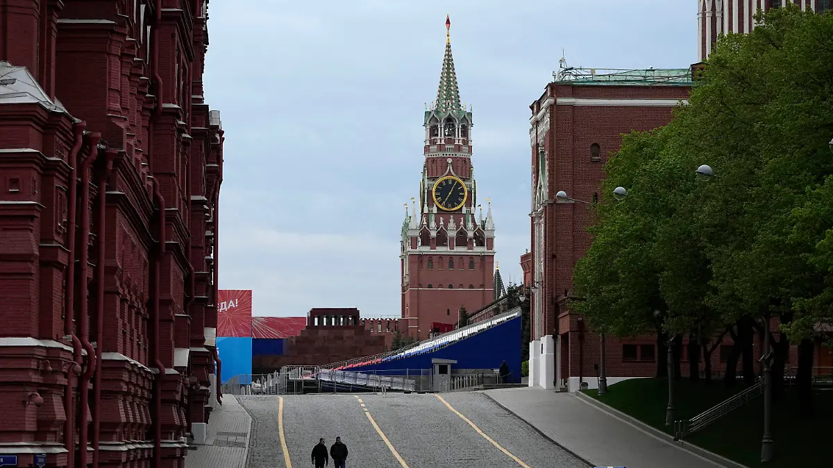03.05.2023, Russland, Moskau: Blick auf den Spasskaya-Turm und den Roten Platz, der für die Vorbereitung der Siegesparade gesperrt ist. Der ukrainische Präsident Selenskyj hat Russland die Fabrikation eines angeblichen Drohnenangriffs auf den Kreml vorgeworfen. Foto: Alexander Zemlianichenko/AP/dpa +++ dpa-Bildfunk +++