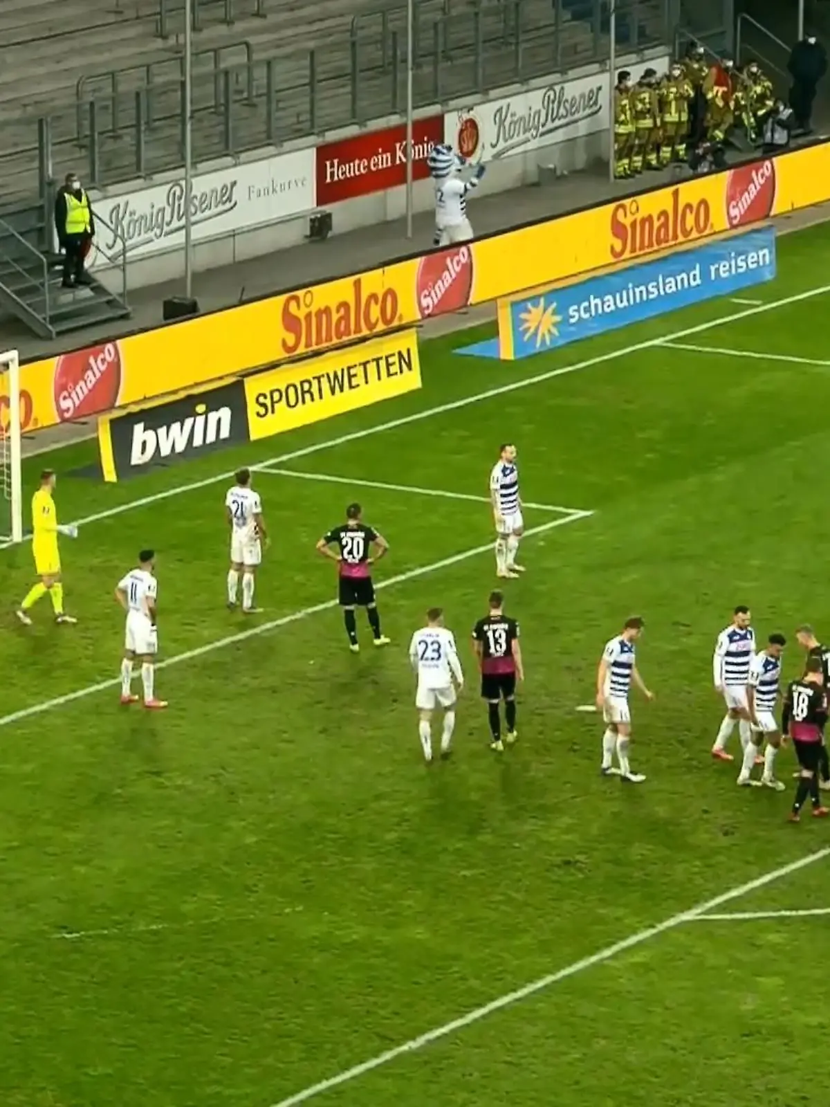 Bild zu: "Duisburg-Spiel abgebrochen"
