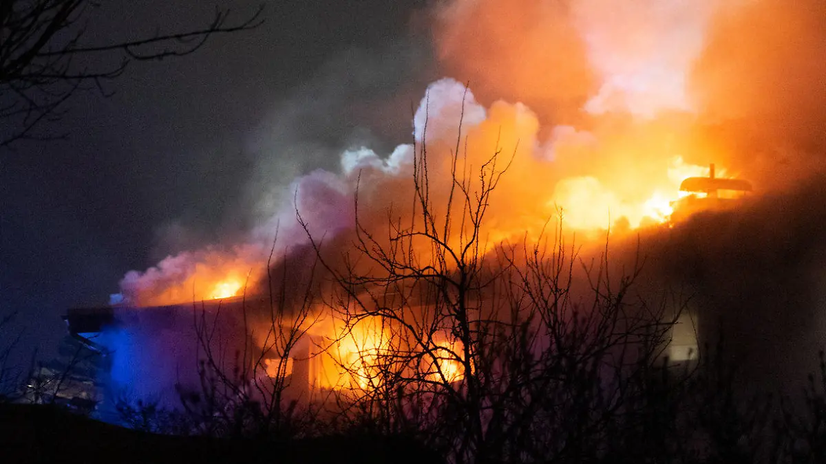 18.12.2021, Hessen, Griesheim: Feuerwehrleute löschen einen Brand. Bei dem Feuer in einem Gartenbaubetrieb in Griesheim (Kreis Darmstadt-Dieburg) ist ein Mann ums Leben gekommen. Der 64-Jährige wurde am Samstagabend von den Einsatzkräften leblos in seiner über dem Betrieb liegenden Wohnung gefunden, wie das Polizeipräsidium Südhessen mitteilte. Foto: -/5vision.media/dpa +++ dpa-Bildfunk +++