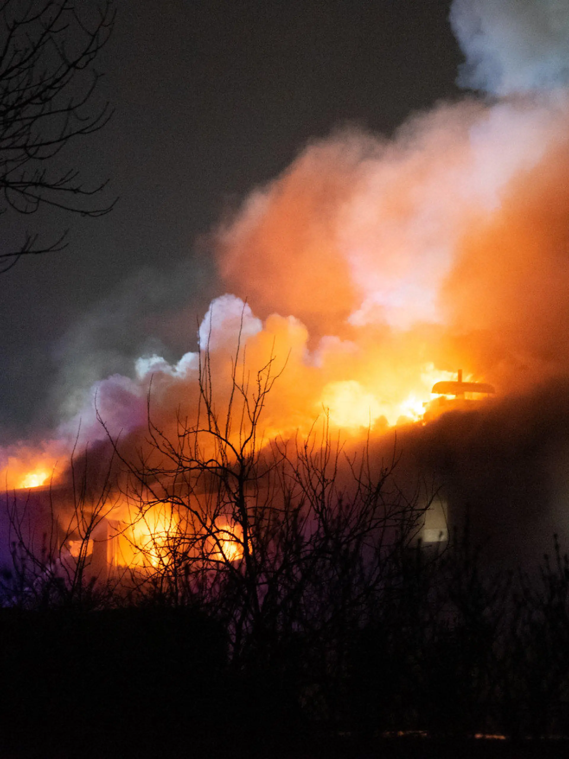 18.12.2021, Hessen, Griesheim: Feuerwehrleute löschen einen Brand. Bei dem Feuer in einem Gartenbaubetrieb in Griesheim (Kreis Darmstadt-Dieburg) ist ein Mann ums Leben gekommen. Der 64-Jährige wurde am Samstagabend von den Einsatzkräften leblos in seiner über dem Betrieb liegenden Wohnung gefunden, wie das Polizeipräsidium Südhessen mitteilte. Foto: -/5vision.media/dpa +++ dpa-Bildfunk +++