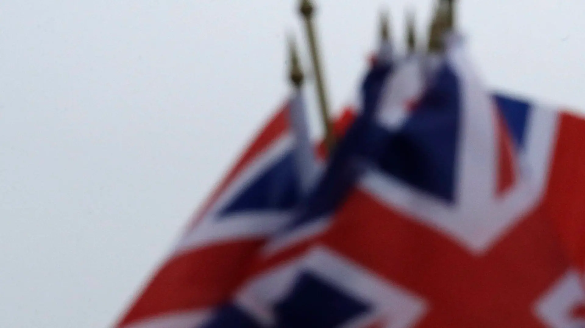 ARCHIV - Britische Flaggen wehen am 08.02.2017 in London (Großbritannien) in der Nähe des berühmten Uhrturms Big Ben. Der Uhrturm ist Teil des Palace of Westminster, in dem das britische Parlament tagt. Die britische Premierministerin May wird am 29.03.2017 den Austritt ihres Landes aus der EU beantragen. Foto: Matt Dunham/AP/dpa +++(c) dpa - Bildfunk+++
