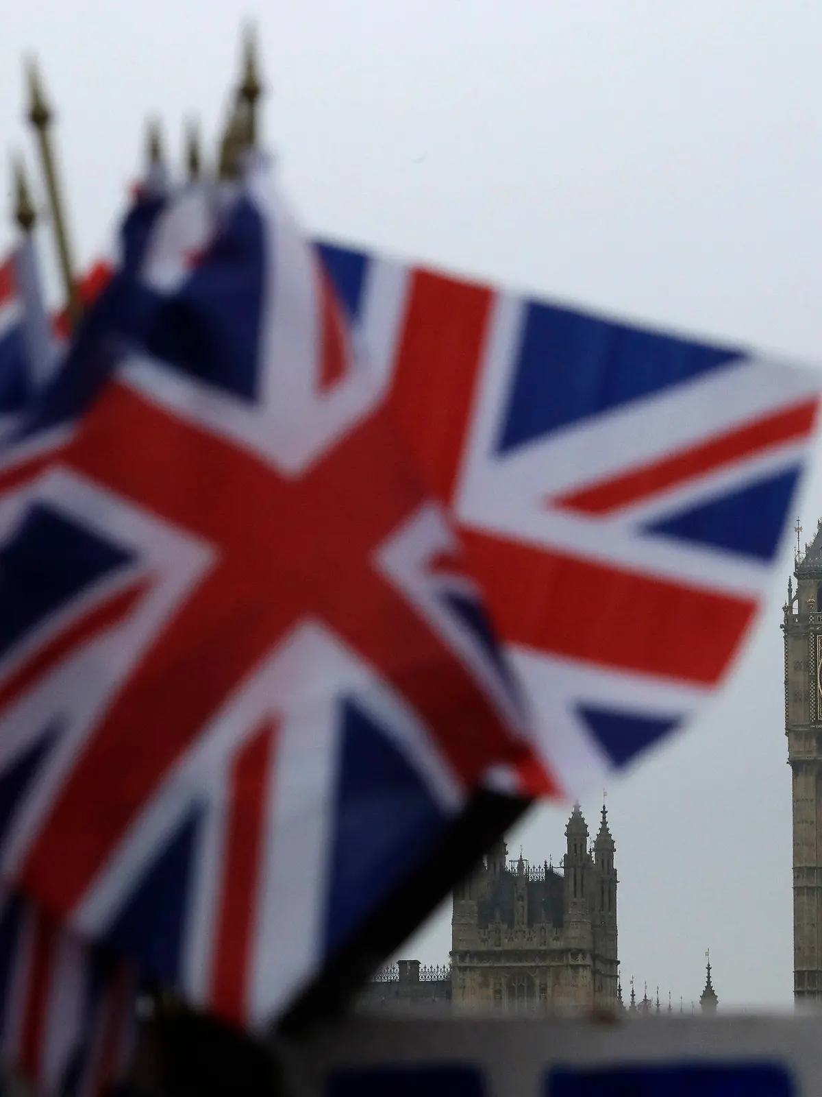 ARCHIV - Britische Flaggen wehen am 08.02.2017 in London (Großbritannien) in der Nähe des berühmten Uhrturms Big Ben. Der Uhrturm ist Teil des Palace of Westminster, in dem das britische Parlament tagt. Die britische Premierministerin May wird am 29.03.2017 den Austritt ihres Landes aus der EU beantragen. Foto: Matt Dunham/AP/dpa +++(c) dpa - Bildfunk+++
