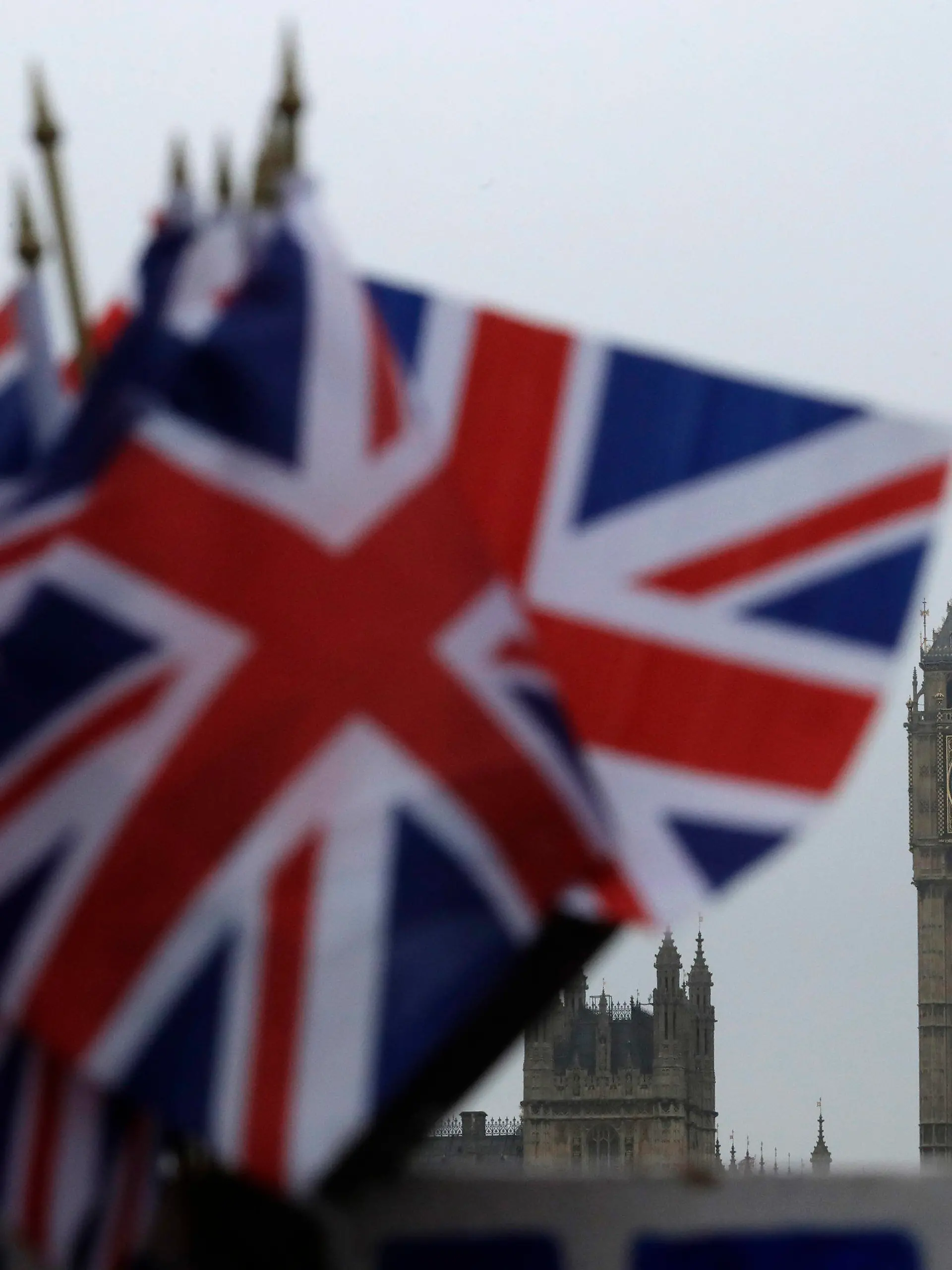 ARCHIV - Britische Flaggen wehen am 08.02.2017 in London (Großbritannien) in der Nähe des berühmten Uhrturms Big Ben. Der Uhrturm ist Teil des Palace of Westminster, in dem das britische Parlament tagt. Die britische Premierministerin May wird am 29.03.2017 den Austritt ihres Landes aus der EU beantragen. Foto: Matt Dunham/AP/dpa +++(c) dpa - Bildfunk+++