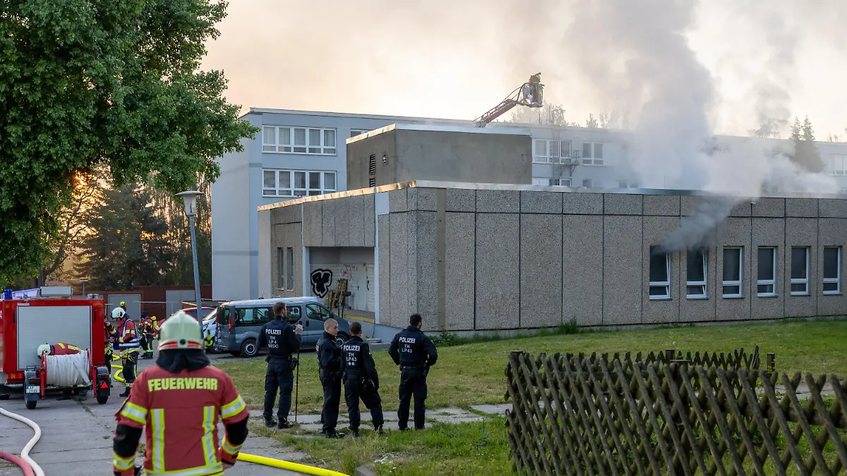 04.06.2023, Thüringen, Apolda: Die Feuerwehr löscht einen Brand in einer Flüchtlingsunterkunft. Nach dem Brand wurde ein toter Mensch gefunden. Acht weitere Personen wurden verletzt, wie die Polizei und die Sprecherin des Landratsamts Weimarer Land am Sonntag sagten. Foto: Johannes Krey/Jkfotografie&tv/dpa-Zentralbild/dpa +++ dpa-Bildfunk +++