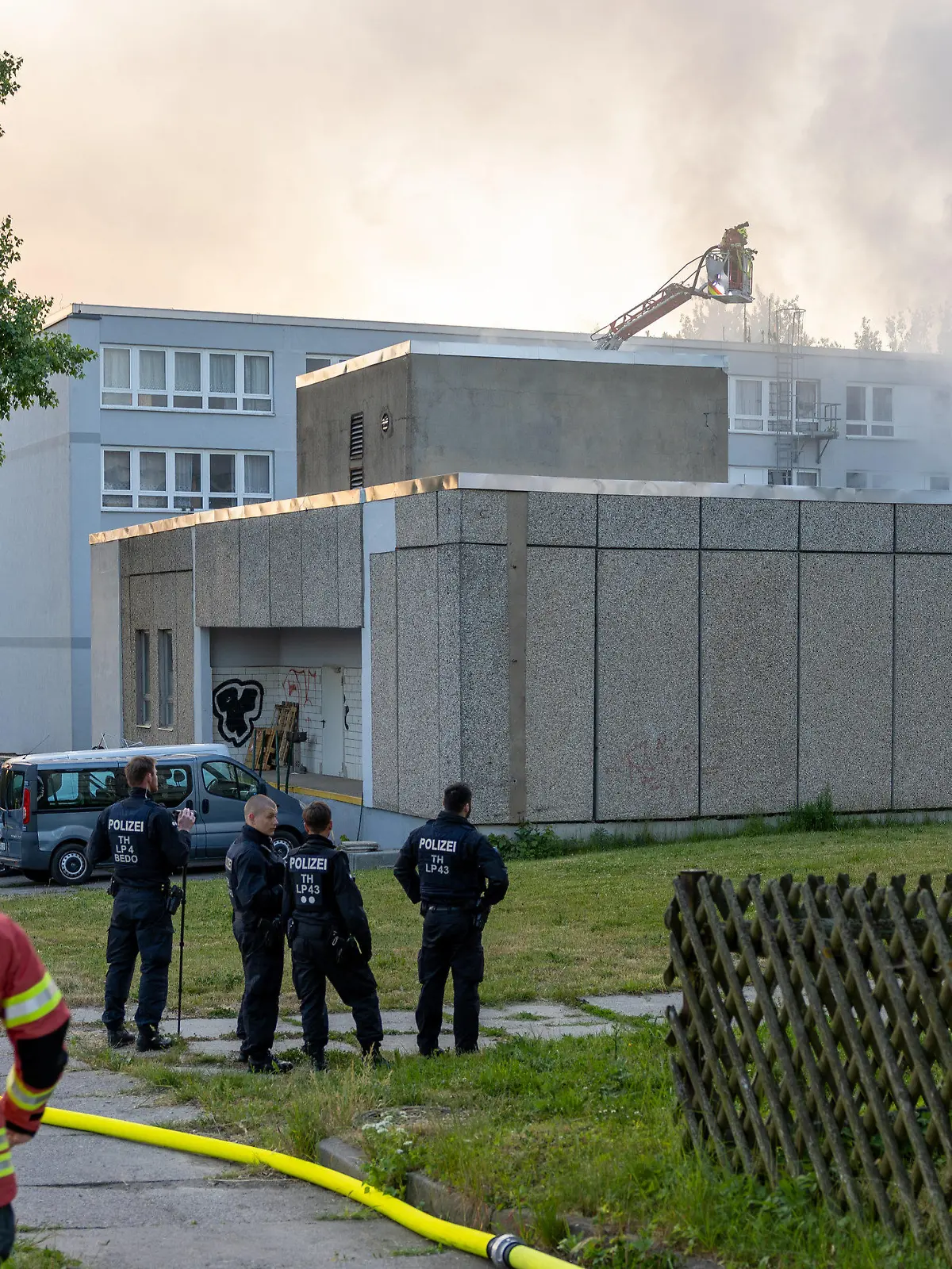 04.06.2023, Thüringen, Apolda: Die Feuerwehr löscht einen Brand in einer Flüchtlingsunterkunft. Nach dem Brand wurde ein toter Mensch gefunden. Acht weitere Personen wurden verletzt, wie die Polizei und die Sprecherin des Landratsamts Weimarer Land am Sonntag sagten. Foto: Johannes Krey/Jkfotografie&tv/dpa-Zentralbild/dpa +++ dpa-Bildfunk +++