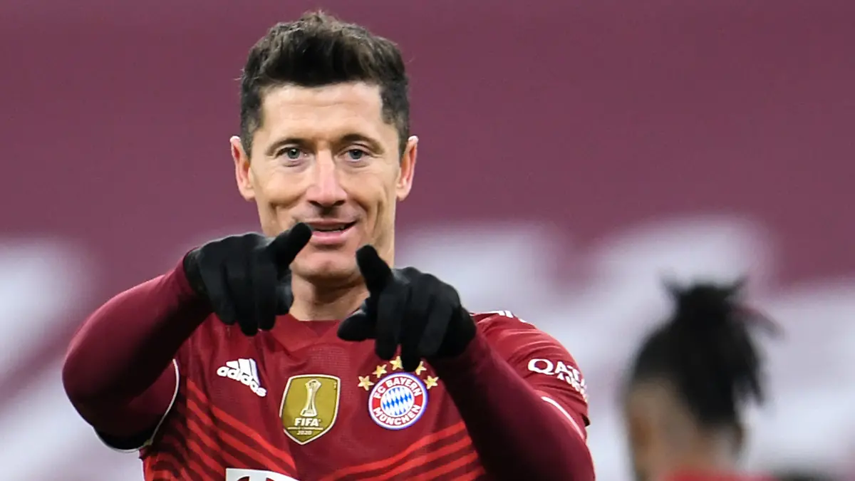 17.12.2021, Bayern, München: Bayern Münchens Robert Lewandowski jubelt über seinen Treffer zum 4:0 gegen den VfL Wolfsburg. (zu dpa: «43-Tore-Mann Lewandowski «sehr stolz»: Wieder Müller-Rekord geknackt») Foto: Tobias Hase/dpa +++ dpa-Bildfunk +++