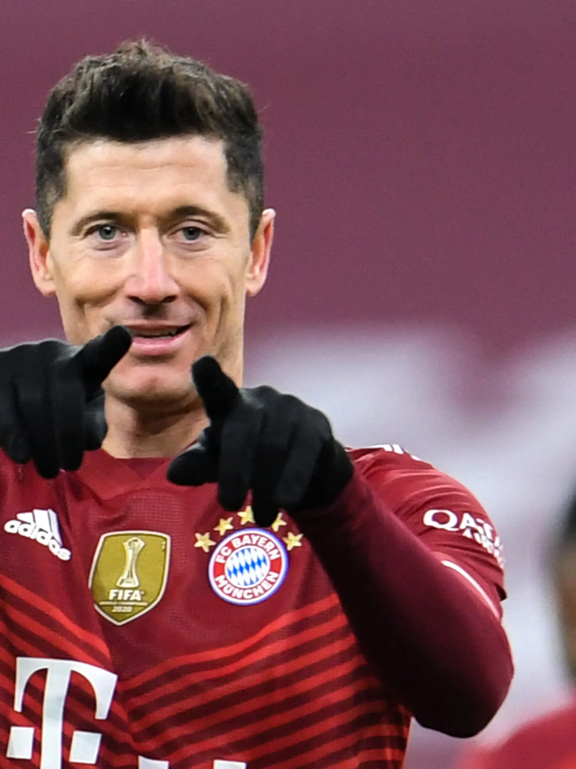 17.12.2021, Bayern, München: Bayern Münchens Robert Lewandowski jubelt über seinen Treffer zum 4:0 gegen den VfL Wolfsburg. (zu dpa: «43-Tore-Mann Lewandowski «sehr stolz»: Wieder Müller-Rekord geknackt») Foto: Tobias Hase/dpa +++ dpa-Bildfunk +++