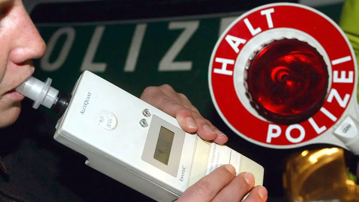 Eine Autofahrerin pustet am 6.12.2003 in Schoenebeck bei einer Verkehrskontrolle der Polizei in ein Alkohol-Atemmessgeraet. Mehrere tausend Autofahrer hat die Polizei in der Nacht zum 6. Dezember in ganz Deutschland kontrolliert. Bei der abgestimmten Gemeinschaftsaktion der Länderpolizeien hätten die Beamten vor allem auf zu schnelles Fahren und auf Alkohol- und Drogenmissbrauch am Steuer geachtet, sagte ein Polizeisprecher. Zu hohe Geschwindigkeit und Alkohol am Steuer sind die Hauptursachen für schwere Unfälle.