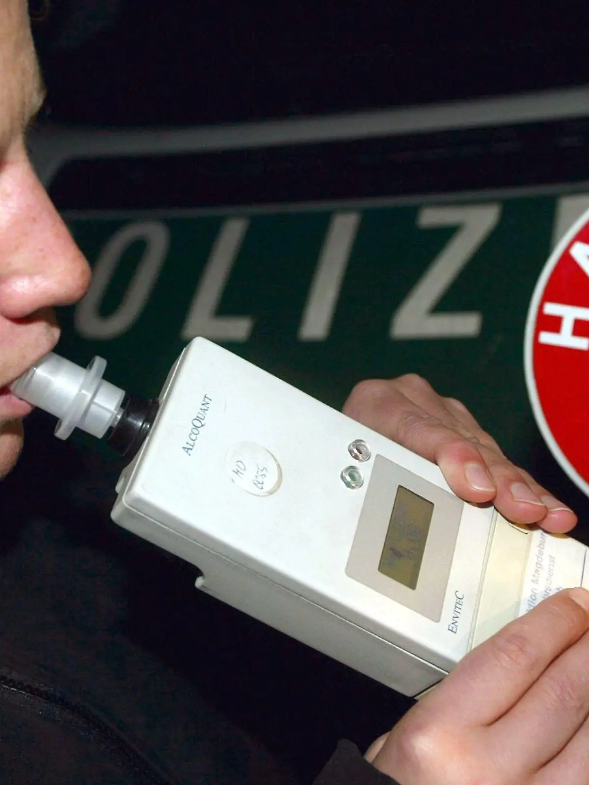 Eine Autofahrerin pustet am 6.12.2003 in Schoenebeck bei einer Verkehrskontrolle der Polizei in ein Alkohol-Atemmessgeraet. Mehrere tausend Autofahrer hat die Polizei in der Nacht zum 6. Dezember in ganz Deutschland kontrolliert. Bei der abgestimmten Gemeinschaftsaktion der Länderpolizeien hätten die Beamten vor allem auf zu schnelles Fahren und auf Alkohol- und Drogenmissbrauch am Steuer geachtet, sagte ein Polizeisprecher. Zu hohe Geschwindigkeit und Alkohol am Steuer sind die Hauptursachen für schwere Unfälle.