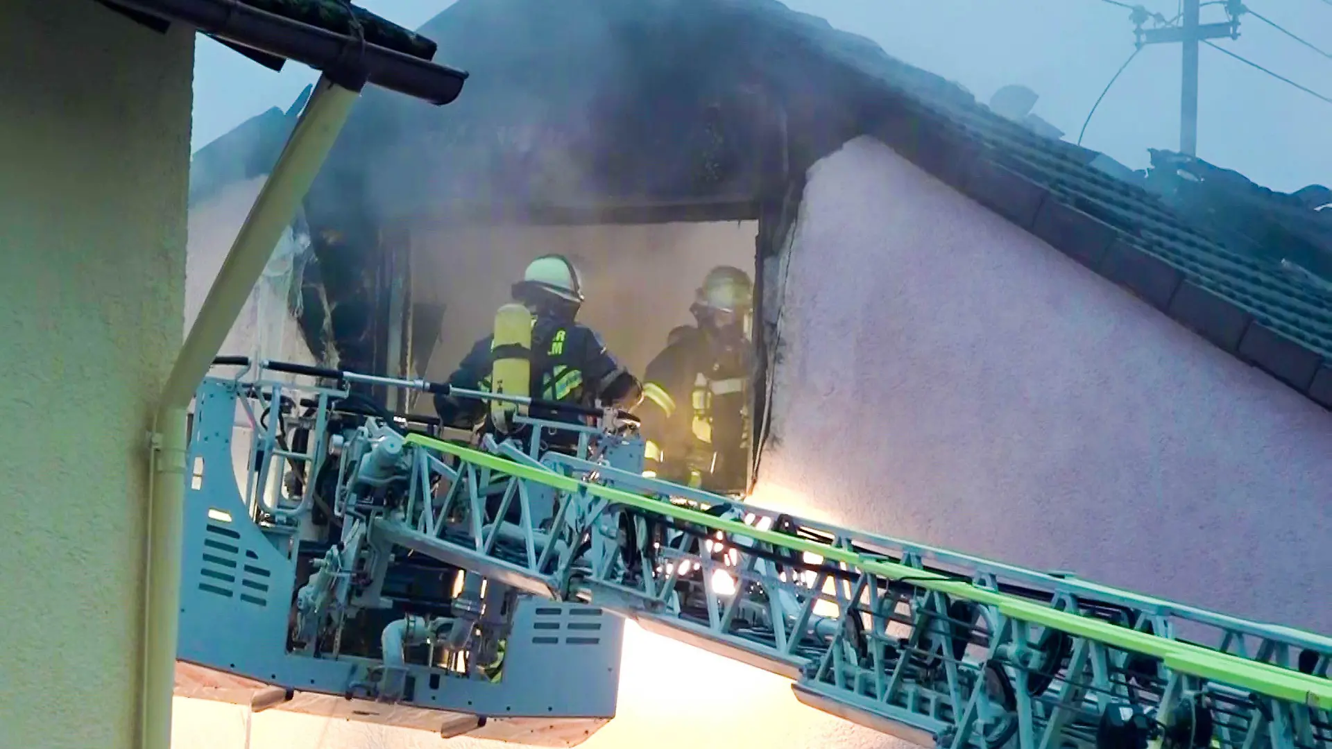 19.12.2021, Baden-Württemberg, Neuenstadt am Kocher: Feuerwehrleute betreten über eine Drehleiter eine Dachgeschoss. Zwei Menschen sind bei dem Brand in einer Dachgeschosswohnung im Kreis Heilbronn ums Leben gekommen. Dabei könnte es sich um zwei Kinder handeln. Bei dem Feuer wurden zudem drei Bewohner des Gebäudes im Alter von 29, 27 und 8 Jahren schwer verletzt. Foto: Leonard Buchner Einsatz-Report24/dpa +++ dpa-Bildfunk +++
