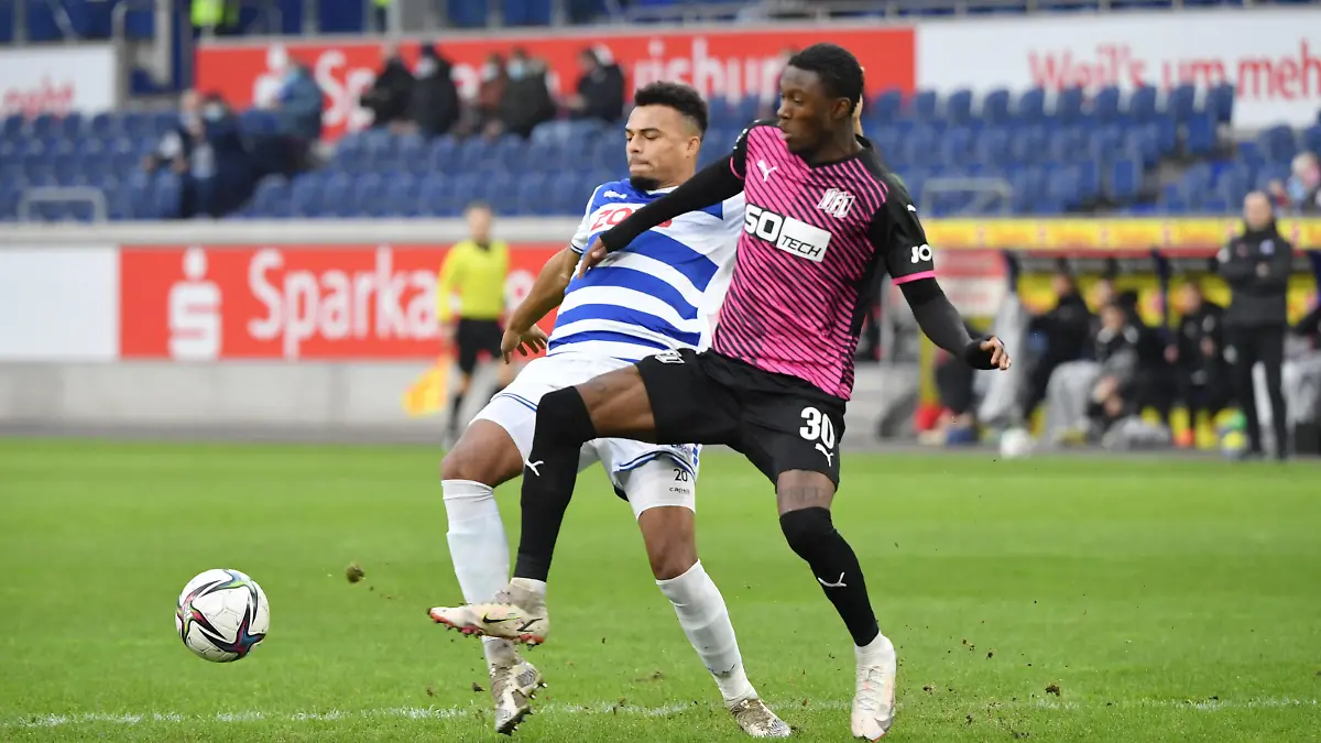 Marvin Ajani MSV Duisburg, li., gegejn Aaron Opoku VfL Osnabrück 19.12.2021, Fussball GER, Saison 2021 2022, 3. Liga, 20. Spieltag, MSV Duisburg - VfL Osnabrück, Foto: Maik Hölter/TEAM2sportphoto ***DFB regulations prohibit any use of photographs as image sequences and/or quasi-video.*** Duisburg Nordrhein Westfalen Deutschland *** Marvin Ajani MSV Duisburg , li , gegejn Aaron Opoku VfL Osnabrück 19 12 2021, Football GER, Saison 2021 2022, 3 Liga, 20 Spieltag, MSV Duisburg VfL Osnabrück, Foto Maik Hölter TEAM2sportphoto DFB regulations prohibit any use of photographs as image sequences and or quasi video Duisburg Nordrhein Westfalen Germany Team2