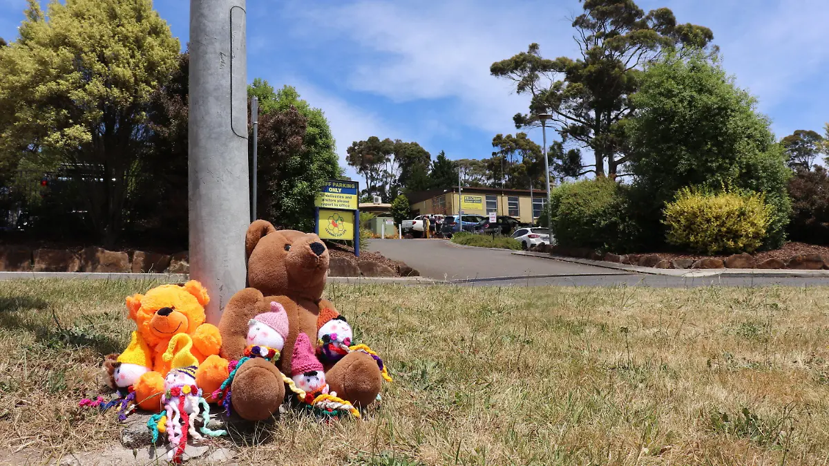 dpatopbilder - 17.12.2021, Australien, Devonport: Kuscheltiere sind an einem Laternenmast nahe der Hillcrest-Grundschule niedergelegt. Nach dem tödlichen Hüpfburg-Unglück im Bundesstaat Tasmanien herrscht in Australien Entsetzen. Am Donnerstag, 16.12.2021, waren bei einem Schulfest fünf Kinder ums Leben gekommen, als die aufblasbare Burg durch Windböen in die Luft gerissen wurde. Foto: Ethan James/AAP/dpa +++ dpa-Bildfunk +++