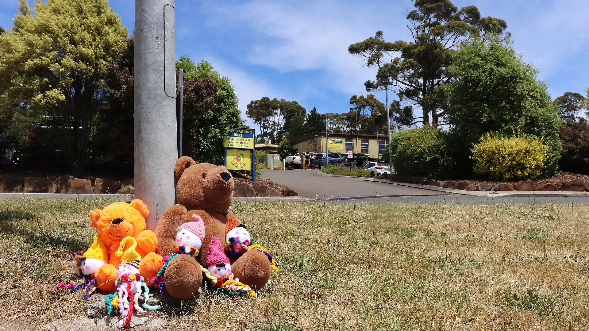 dpatopbilder - 17.12.2021, Australien, Devonport: Kuscheltiere sind an einem Laternenmast nahe der Hillcrest-Grundschule niedergelegt. Nach dem tödlichen Hüpfburg-Unglück im Bundesstaat Tasmanien herrscht in Australien Entsetzen. Am Donnerstag, 16.12.2021, waren bei einem Schulfest fünf Kinder ums Leben gekommen, als die aufblasbare Burg durch Windböen in die Luft gerissen wurde. Foto: Ethan James/AAP/dpa +++ dpa-Bildfunk +++