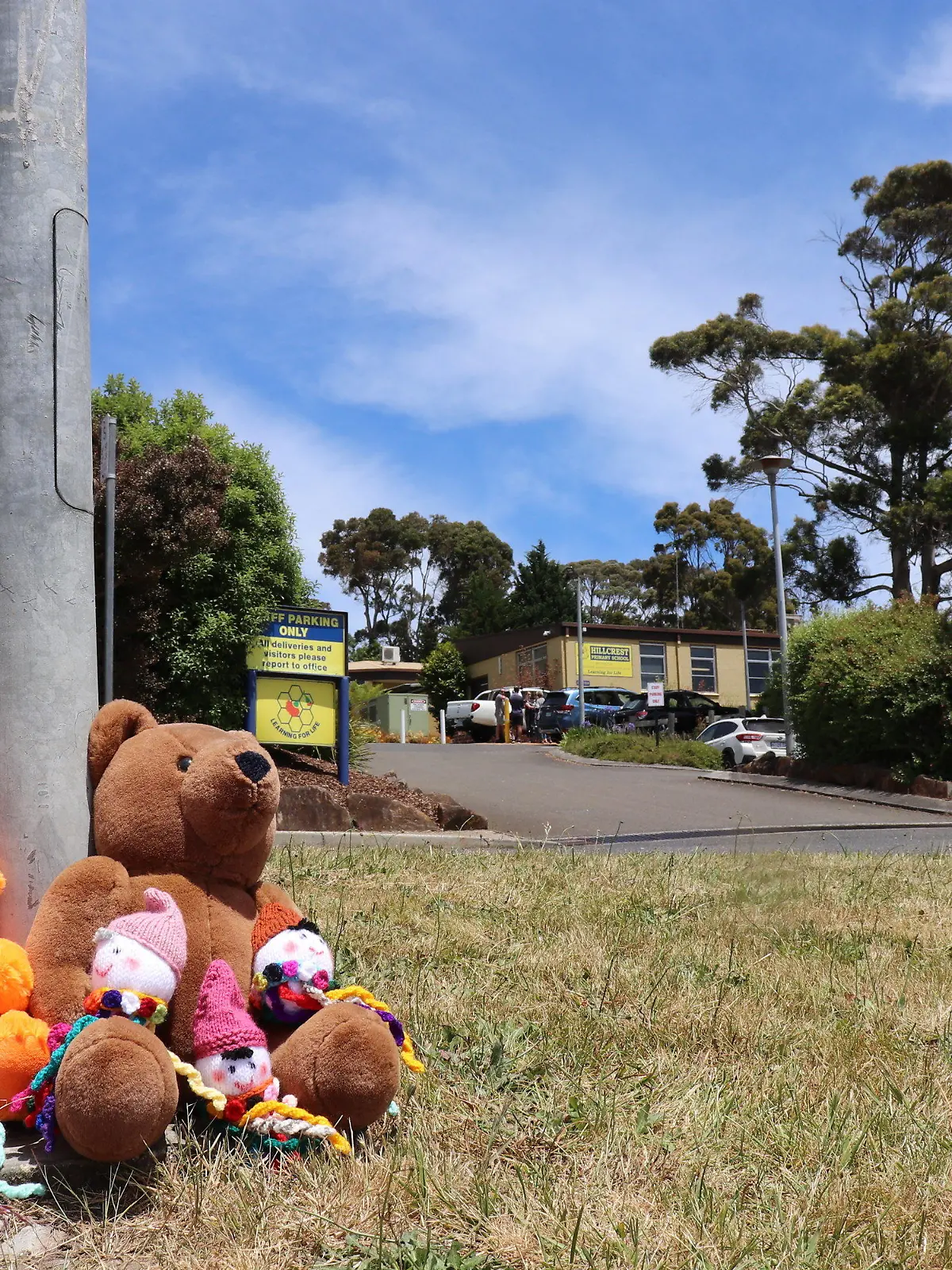 dpatopbilder - 17.12.2021, Australien, Devonport: Kuscheltiere sind an einem Laternenmast nahe der Hillcrest-Grundschule niedergelegt. Nach dem tödlichen Hüpfburg-Unglück im Bundesstaat Tasmanien herrscht in Australien Entsetzen. Am Donnerstag, 16.12.2021, waren bei einem Schulfest fünf Kinder ums Leben gekommen, als die aufblasbare Burg durch Windböen in die Luft gerissen wurde. Foto: Ethan James/AAP/dpa +++ dpa-Bildfunk +++