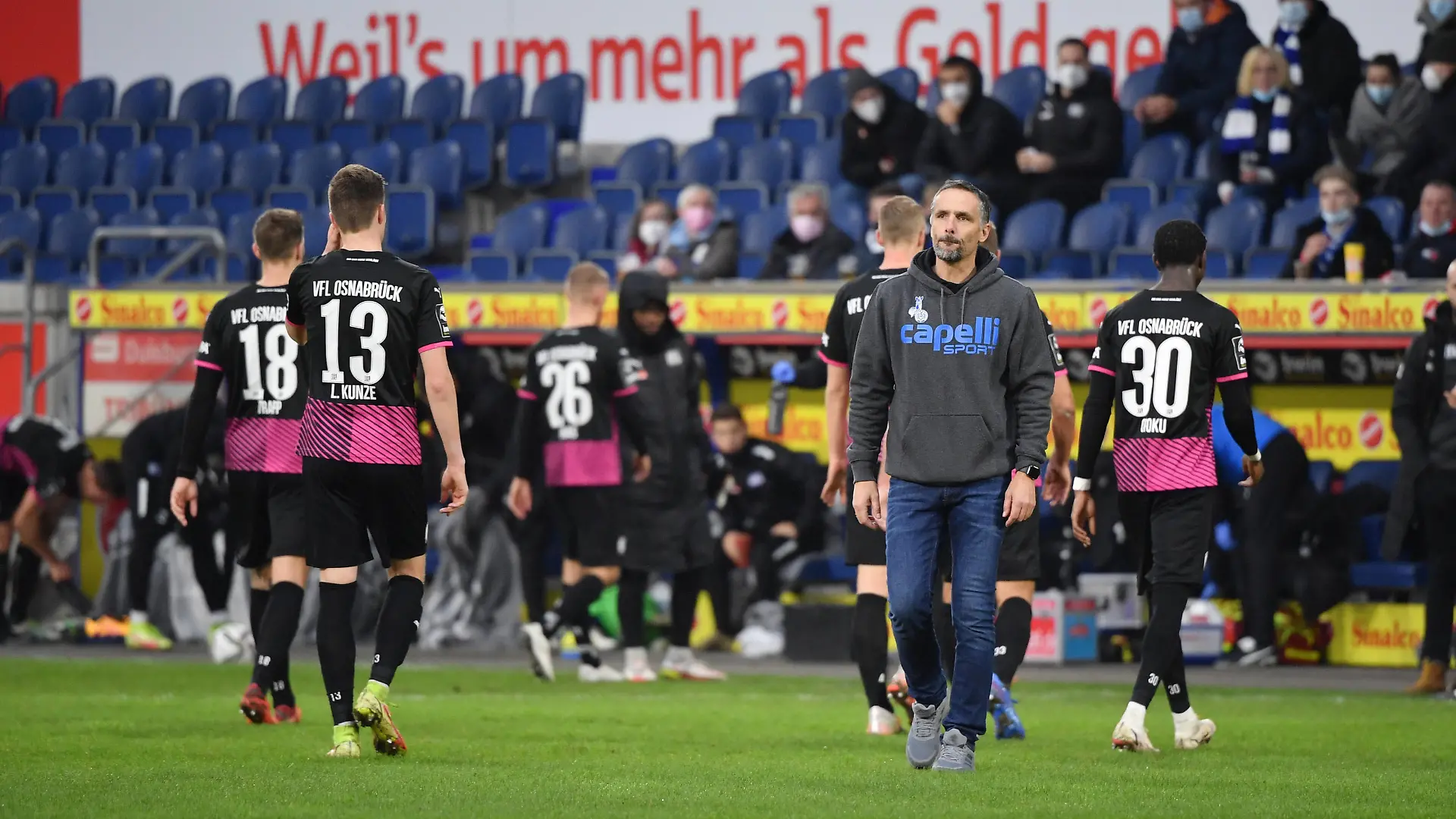  Spielunterbrechung - Aaron Opoku VfL Osnabrück,rechts, wurde von den Fans rassistisch beleidigt, Schiedsrichter Nicolas Winter unterbricht das Spiel, beide Mannschaften verlassen das Spielfeld, vorne Trainer Hagen Schmidt MSV Duisburg 19.12.2021, Fussball GER, Saison 2021 2022, 3. Liga, 20. Spieltag, MSV Duisburg - VfL Osnabrück, Foto: Maik Hölter/TEAM2sportphoto ***DFB regulations prohibit any use of photographs as image sequences and/or quasi-video.*** Duisburg Nordrhein Westfalen Deutschland *** Stoppage of play Aaron Opoku VfL Osnabrück ,right, was racially insulted by fans, referee Nicolas Winter stops the game, both teams leave the field, in front coach Hagen Schmidt MSV Duisburg 19 12 2021, Football GER, Season 2021 2022, 3 Liga, 20 Matchday, MSV Duisburg VfL Osnabrück, Photo Maik Hölter TEAM2sportphoto DFB regulations prohibit any use of photographs as image sequences and or quasi video Duisburg Nordrhein Westfalen Germany Team2