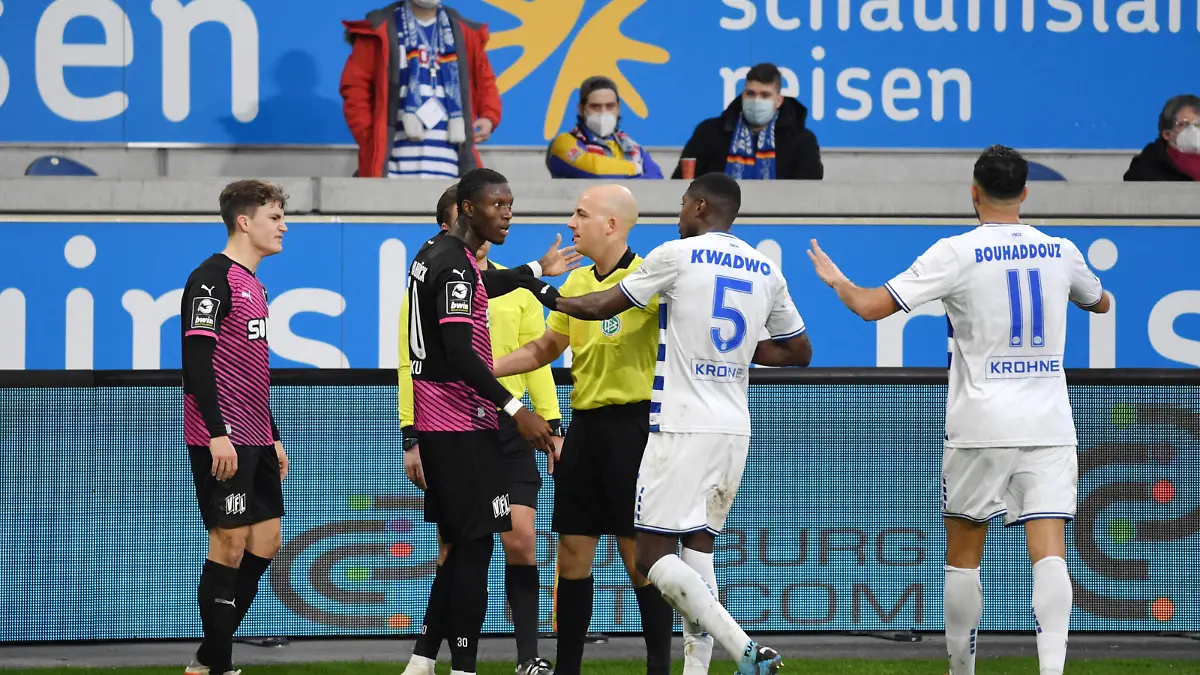 Spielunterbrechung - Aaron Opoku VfL Osnabrück, mi.,wurde von den Fans Rassistisch beleidigt, Schiedsrichter Nicolas Winter unterbricht das Spiel 19.12.2021, Fussball GER, Saison 2021 2022, 3. Liga, 20. Spieltag, MSV Duisburg - VfL Osnabrück, Foto: Maik Hölter/TEAM2sportphoto ***DFB regulations prohibit any use of photographs as image sequences and/or quasi-video.*** Duisburg Nordrhein Westfalen Deutschland *** Stoppage of play Aaron Opoku VfL Osnabrück , mi ,was racially insulted by the fans, referee Nicolas Winter interrupts the game 19 12 2021, Football GER, Season 2021 2022, 3 Liga, 20 Spieltag, MSV Duisburg VfL Osnabrück, Photo Maik Hölter TEAM2sportphoto DFB regulations prohibit any use of photographs as image sequences and or quasi video Duisburg Nordrhein Westfalen Germany Team2
