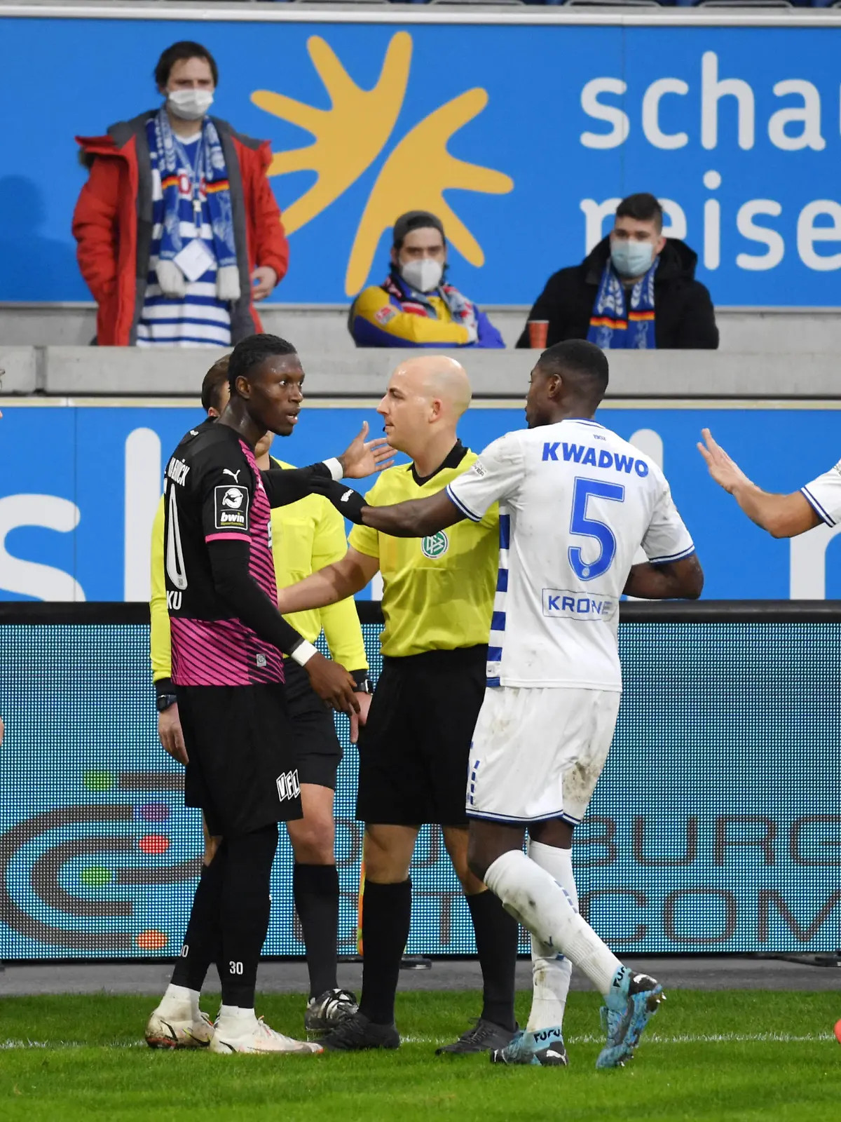  Spielunterbrechung - Aaron Opoku VfL Osnabrück, mi.,wurde von den Fans Rassistisch beleidigt, Schiedsrichter Nicolas Winter unterbricht das Spiel 19.12.2021, Fussball GER, Saison 2021 2022, 3. Liga, 20. Spieltag, MSV Duisburg - VfL Osnabrück, Foto: Maik Hölter/TEAM2sportphoto ***DFB regulations prohibit any use of photographs as image sequences and/or quasi-video.*** Duisburg Nordrhein Westfalen Deutschland *** Stoppage of play Aaron Opoku VfL Osnabrück , mi ,was racially insulted by the fans, referee Nicolas Winter interrupts the game 19 12 2021, Football GER, Season 2021 2022, 3 Liga, 20 Spieltag, MSV Duisburg VfL Osnabrück, Photo Maik Hölter TEAM2sportphoto DFB regulations prohibit any use of photographs as image sequences and or quasi video Duisburg Nordrhein Westfalen Germany Team2