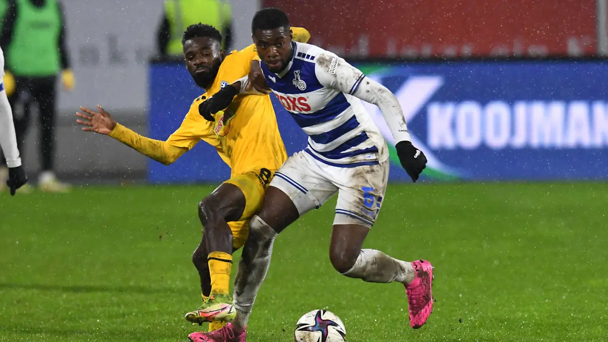  Leroy Kwadwo  MSV Duisburg  im Zweikampf mit Joseph Boyamba  SV Waldhof Mannheim . 26.11.2021, Fussball, 3. Liga, MSV Duisburg vs SV Waldhof Mannheim 07 DFL/DFB REGULATIONS PROHIBIT ANY USE OF PHOTOGRAPHS AS IMAGE SEQUENCES AND/OR QUASI-VIDEO 26.11.2021, Fussball, 3. Liga, MSV Duisburg vs SV Waldhof Mannheim 07 Duisburg *** Leroy Kwadwo MSV Duisburg in duel with Joseph Boyamba SV Waldhof Mannheim 26 11 2021, Football, 3 Liga, MSV Duisburg vs SV Waldhof Mannheim 07 DFL DFB REGULATES PROHIBIT ANY USE OF PHOTOGRAPHS AS IMAGE SEQUENCES AND OR QUASI VIDEO 26 11 2021, Football, 3 Liga, MSV Duisburg vs SV Waldhof Mannheim 07 Duisburg Copyright: xEibner-Pressefotox