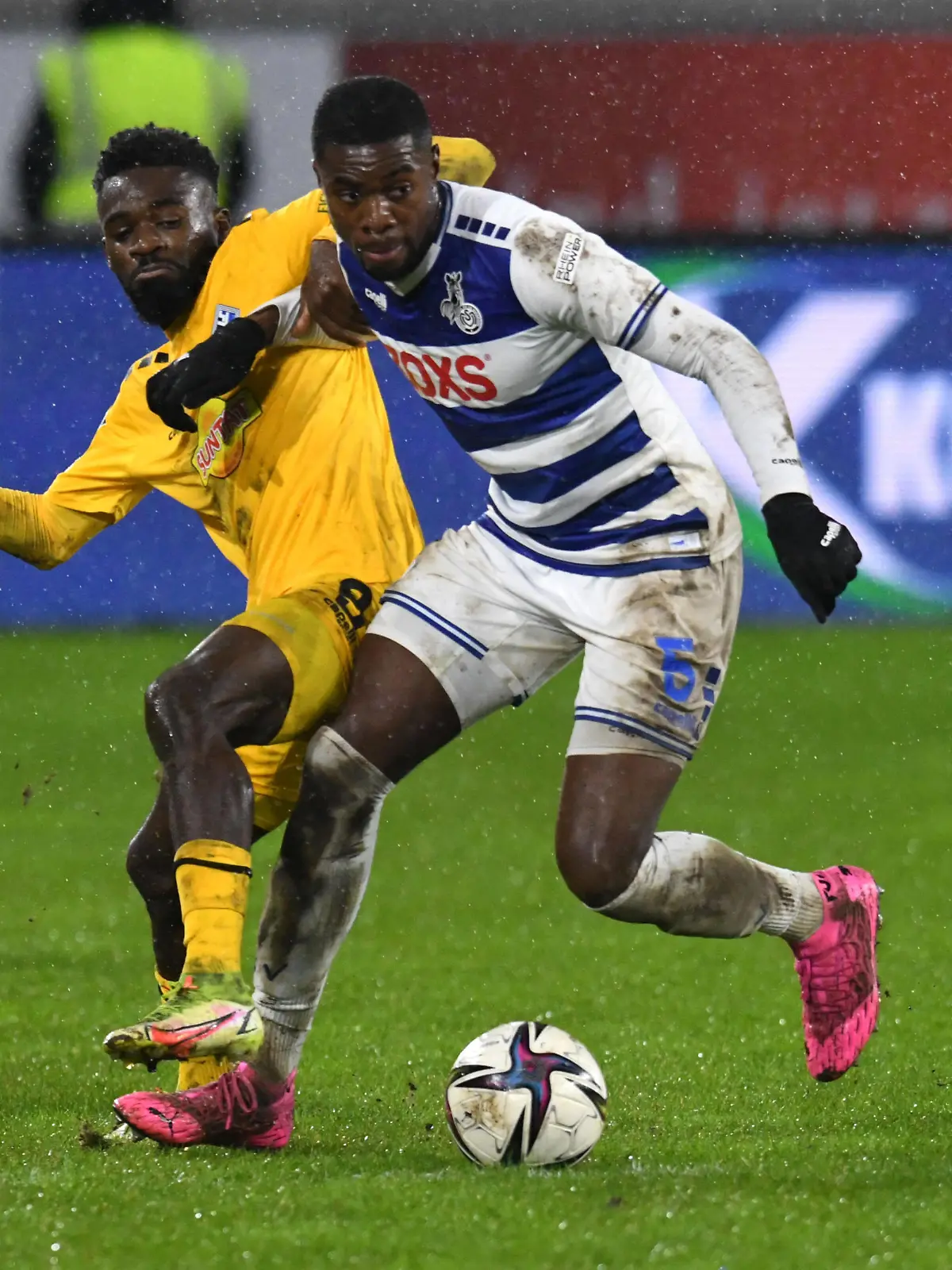  Leroy Kwadwo  MSV Duisburg  im Zweikampf mit Joseph Boyamba  SV Waldhof Mannheim . 26.11.2021, Fussball, 3. Liga, MSV Duisburg vs SV Waldhof Mannheim 07 DFL/DFB REGULATIONS PROHIBIT ANY USE OF PHOTOGRAPHS AS IMAGE SEQUENCES AND/OR QUASI-VIDEO 26.11.2021, Fussball, 3. Liga, MSV Duisburg vs SV Waldhof Mannheim 07 Duisburg *** Leroy Kwadwo MSV Duisburg in duel with Joseph Boyamba SV Waldhof Mannheim 26 11 2021, Football, 3 Liga, MSV Duisburg vs SV Waldhof Mannheim 07 DFL DFB REGULATES PROHIBIT ANY USE OF PHOTOGRAPHS AS IMAGE SEQUENCES AND OR QUASI VIDEO 26 11 2021, Football, 3 Liga, MSV Duisburg vs SV Waldhof Mannheim 07 Duisburg Copyright: xEibner-Pressefotox
