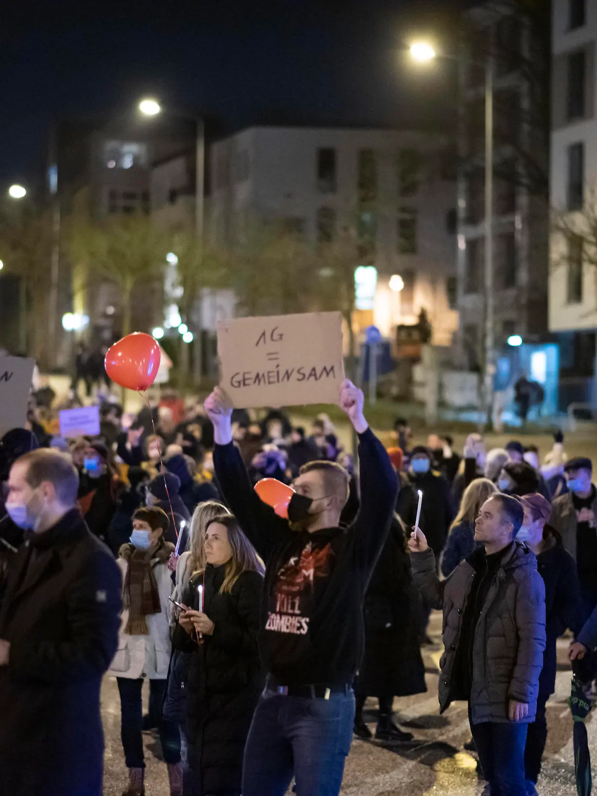 News Themen der Woche KW50 News Bilder des Tages In Rostock haben sich am Montagabend laut Polizeiangaben knapp 3.000 Menschen zu einer Demonstration gegen Corona-Maßnahmen versammelt. Die Polizei sperrte eine mehrspurige Straße als Versammlungsgelände ab. ROSTOCK *** According to police, almost 3,000 people gathered in Rostock on Monday evening for a demonstration against Corona measures The police closed off a multi-lane road as an assembly area ROSTOCK Copyright: FrankxHormannx/xnordlicht
