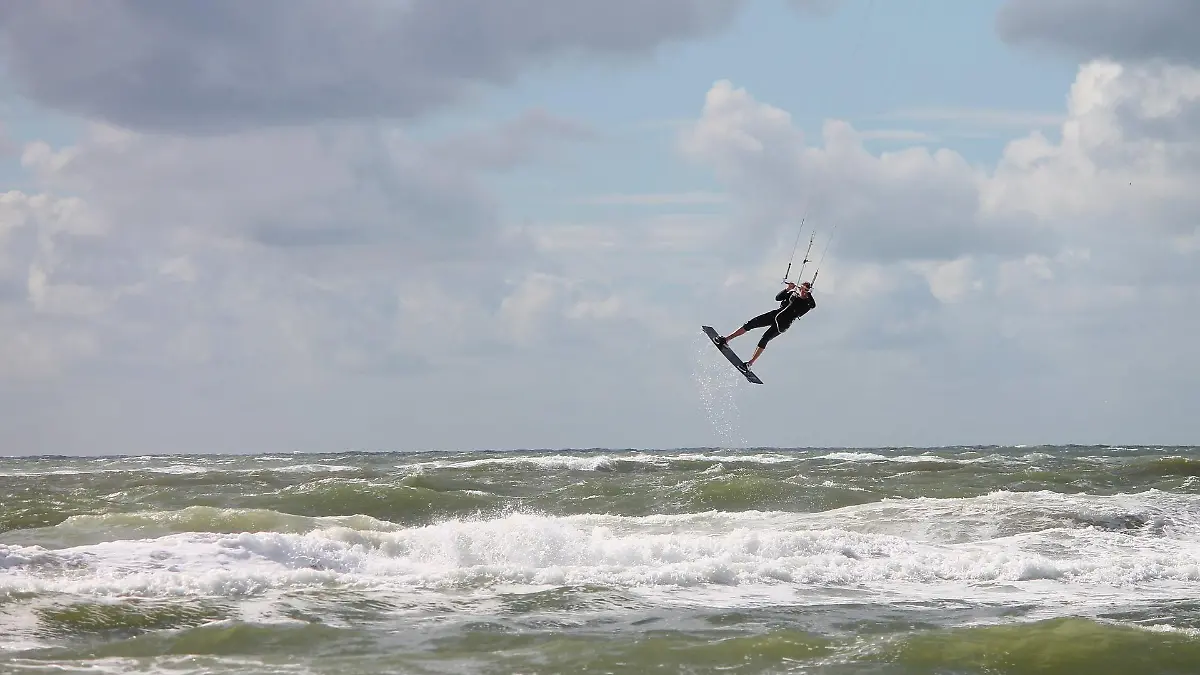 Dem Kiter ist es nicht gelungen alleine an Land zurückzukehren. (Symbolbild)