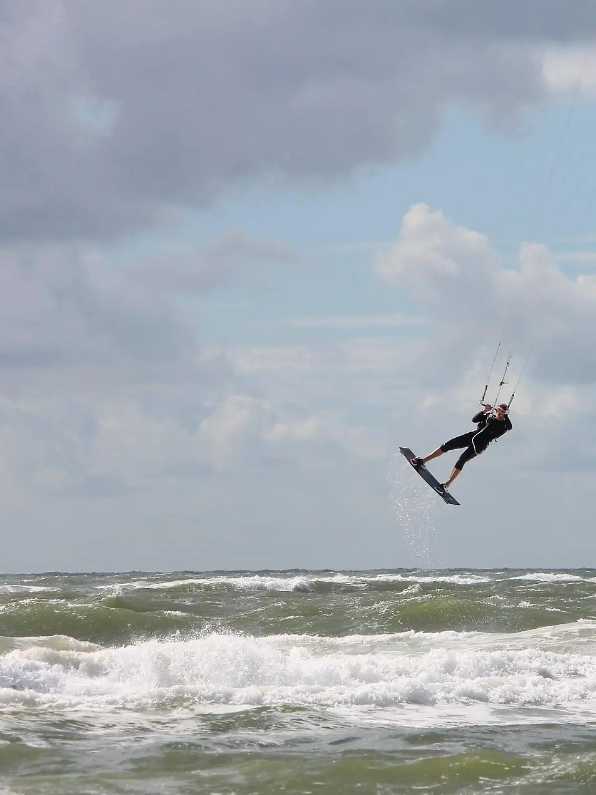 Dem Kiter ist es nicht gelungen alleine an Land zurückzukehren. (Symbolbild)