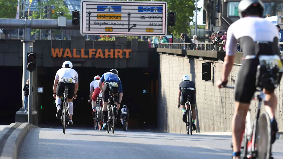 GER Ironman Europameisterschaft Hamburg / 04.06.2023, GER Ironman Europameisterschaft Hamburg, Innenstadt Hamburg, im Bild Jedermaenner an der Kunsthalle auf dem Fahrrad auf dem Weg in den Tunnel *** GER Ironman European Championship Hamburg 04 06 2023, GER Ironman European Championship Hamburg, city center Hamburg, in the picture Jedermaenner at the Kunsthalle on the bike on the way into the tunnel nordphotoxGmbH/xWitke nph00002