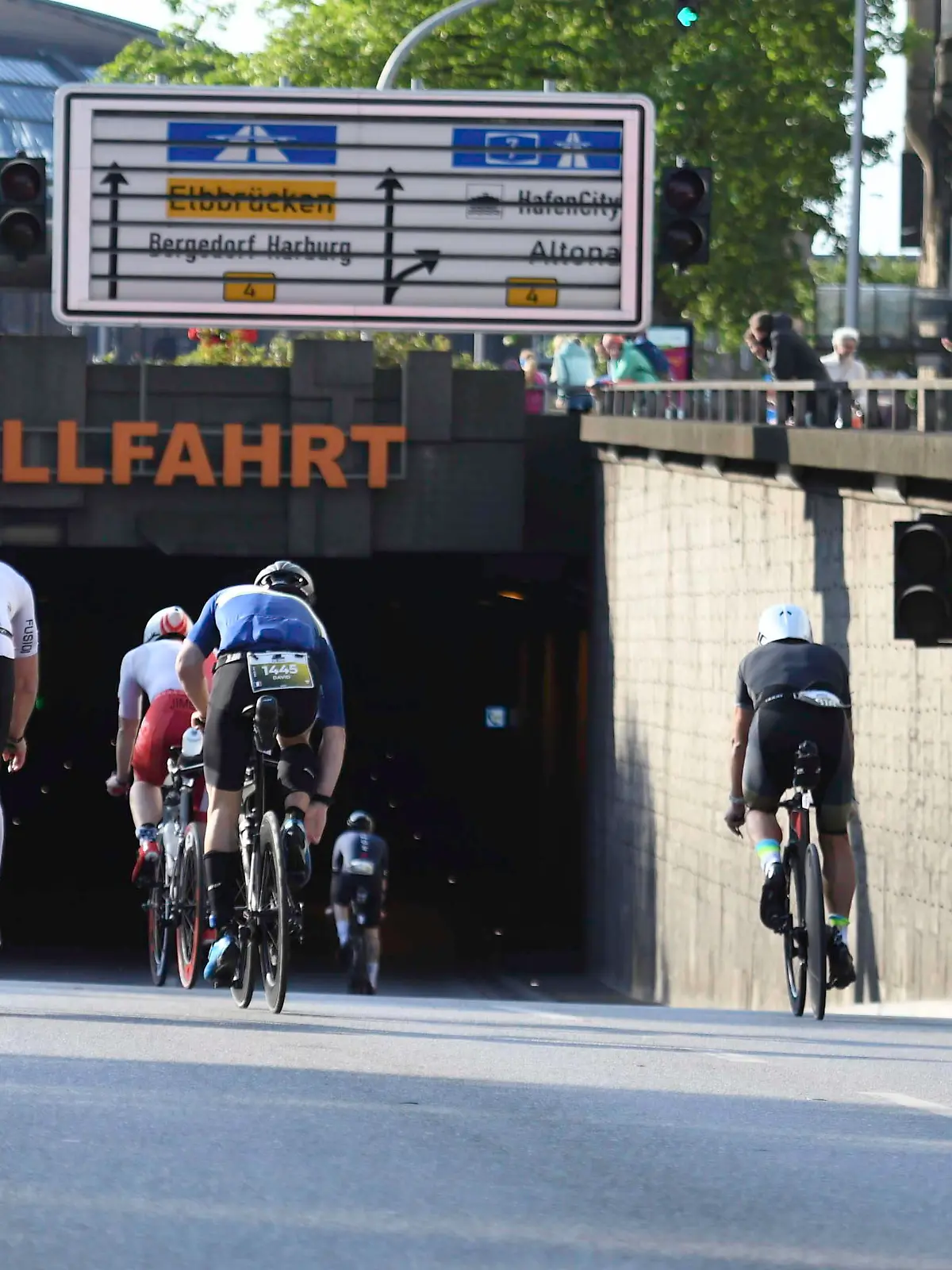 GER Ironman Europameisterschaft Hamburg / 04.06.2023, GER Ironman Europameisterschaft Hamburg, Innenstadt Hamburg, im Bild Jedermaenner an der Kunsthalle auf dem Fahrrad auf dem Weg in den Tunnel *** GER Ironman European Championship Hamburg 04 06 2023, GER Ironman European Championship Hamburg, city center Hamburg, in the picture Jedermaenner at the Kunsthalle on the bike on the way into the tunnel nordphotoxGmbH/xWitke nph00002