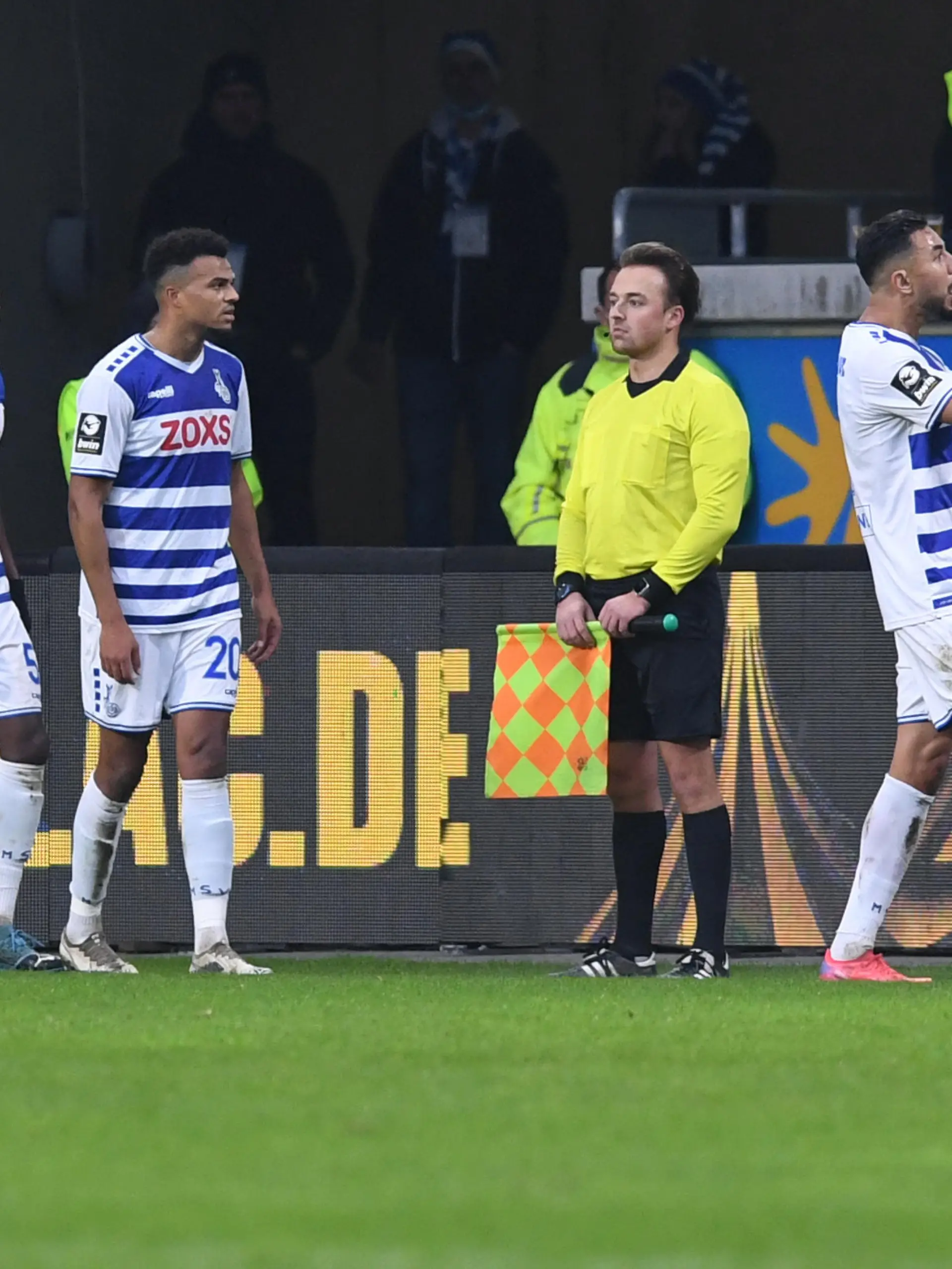Fußball 3. Liga 20. Spieltag MSV Duisburg - VfL Osnabrück am 19.12.2021 in der Schauinsland-Reisen Arena in Duisburg Aziz Bouhaddouz ( Duisburg ), rechts - spricht nach rassistischer Beleidigung zu den Fans DFB regulations prohibit any use of photographs as image sequences and/or quasi-video. Foto: Revierfoto