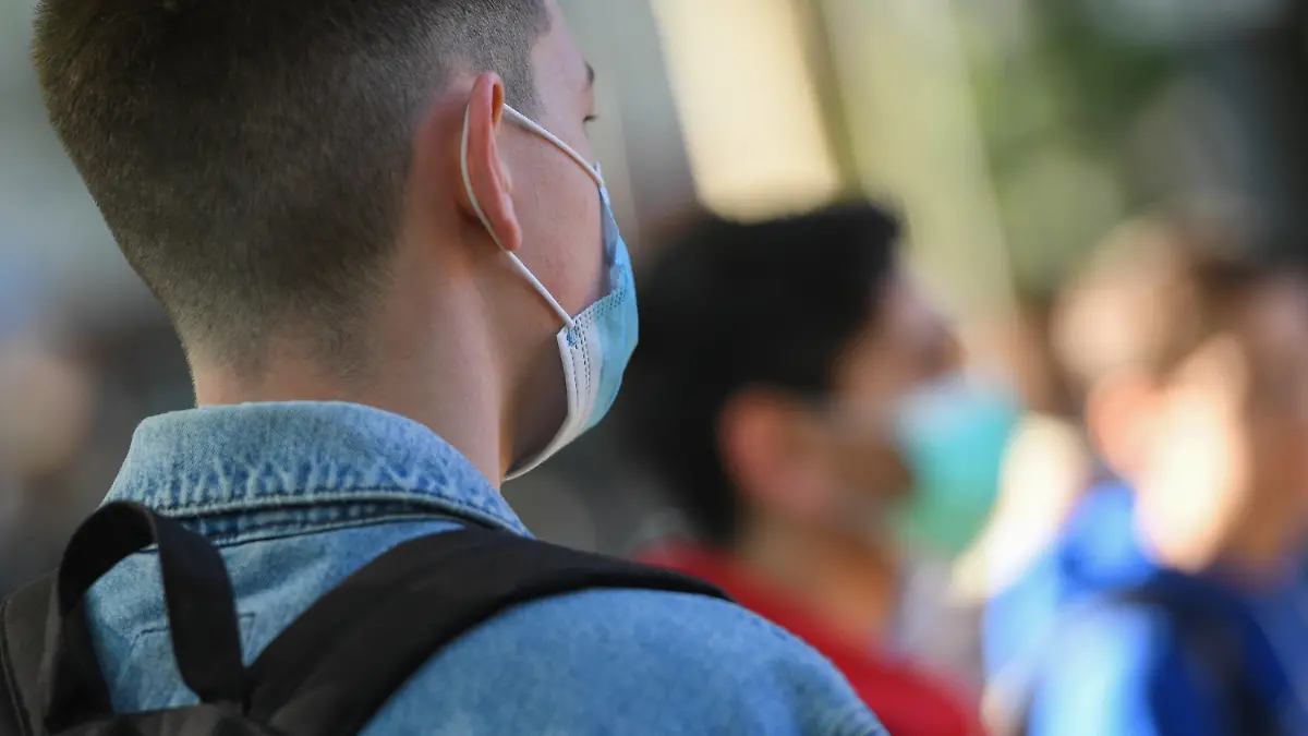 ARCHIV - 18.05.2020, Hessen, Frankfurt/Main: Schüler der E-Phase im Heinrich von Gagern-Gymnasium im Stadtteil Ostend tragen Mundschutz, während sie vor Unterrichtsbeginn in die Hygieneregeln eingewiesen werden. Bei einer Online-Befragung haben Jugendliche von Einsamkeit und Zukunftsängsten berichtet. (Zu dpa-Wortmeldung «Corona-Krise belastet Jugendliche - Raum für Treffen fehlt») Foto: Arne Dedert/dpa +++ dpa-Bildfunk +++