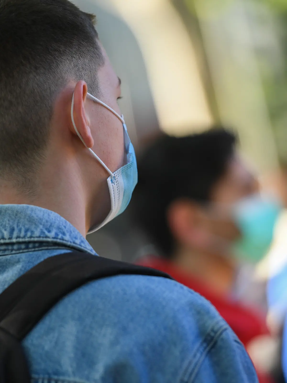 ARCHIV - 18.05.2020, Hessen, Frankfurt/Main: Schüler der E-Phase im Heinrich von Gagern-Gymnasium im Stadtteil Ostend tragen Mundschutz, während sie vor Unterrichtsbeginn in die Hygieneregeln eingewiesen werden. Bei einer Online-Befragung haben Jugendliche von Einsamkeit und Zukunftsängsten berichtet. (Zu dpa-Wortmeldung «Corona-Krise belastet Jugendliche - Raum für Treffen fehlt») Foto: Arne Dedert/dpa +++ dpa-Bildfunk +++
