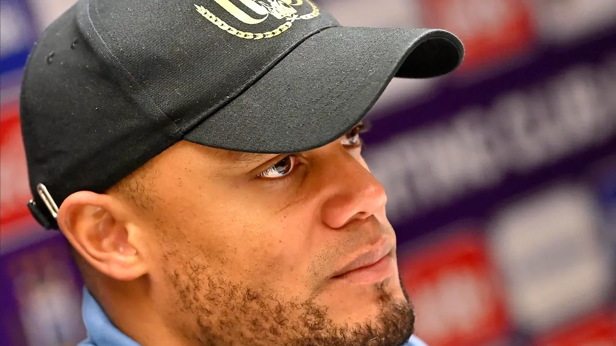  ANDERLECHT, BELGIUM - DECEMBER 17 : Vincent Kompany head coach of Anderlecht pictured during a press conference, PK, Pressekonferenz prior to their Jupiler Pro League match againts Club Brugge KV on December 17, 2021 in Anderlecht, Belgium, 17/12/2021  Press Conference RSC Anderlecht PhotoNews/Panoramic PUBLICATIONxINxGERxSUIxAUTxHUNxONLY