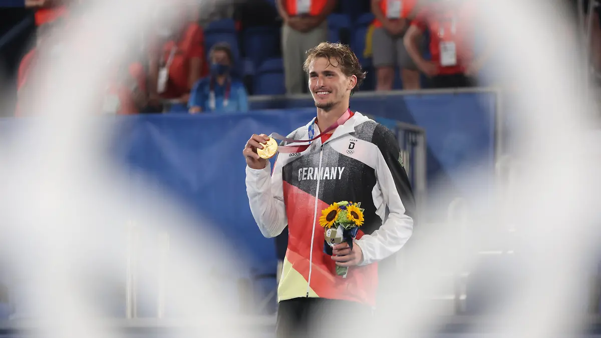 ACHTUNG: SPERRFRIST 19. DEZEMBER 22:30 UHR.  - ARCHIV - 01.08.2021, Japan, Tokio: Tennis: Olympia, Einzel, Herren, Finale, Zverev (Deutschland) - Chatschanow (Russisches Olympisches Komitee) im Ariake Tennis Park. Alexander Zverev feiert mit seiner Goldmedaille. (zu "Mihambo, Zverev und Bahnrad-Vierer sind «Sportler des Jahre»") Foto: Jan Woitas/dpa-Zentralbild/dpa +++ dpa-Bildfunk +++