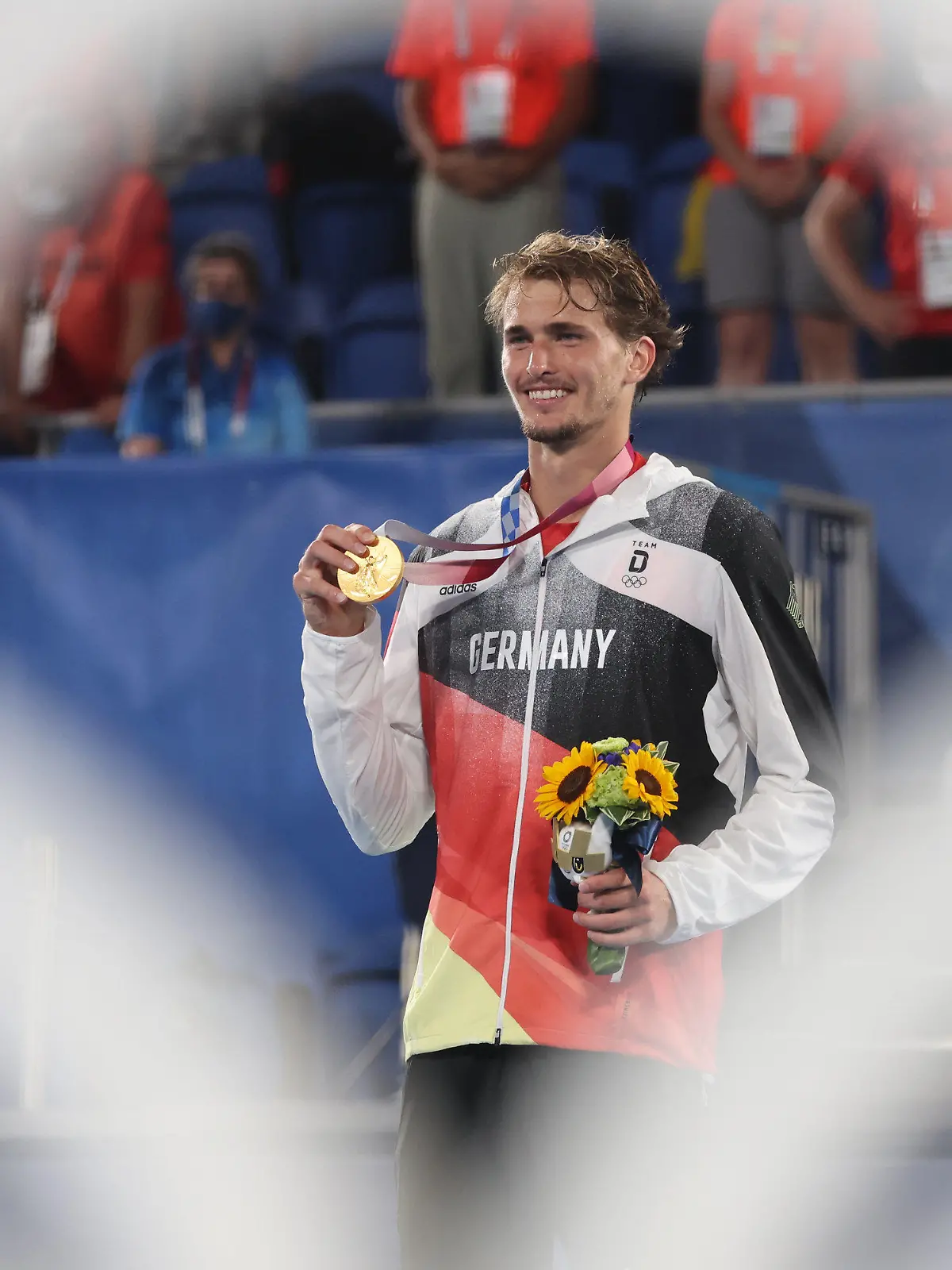 ACHTUNG: SPERRFRIST 19. DEZEMBER 22:30 UHR.  - ARCHIV - 01.08.2021, Japan, Tokio: Tennis: Olympia, Einzel, Herren, Finale, Zverev (Deutschland) - Chatschanow (Russisches Olympisches Komitee) im Ariake Tennis Park. Alexander Zverev feiert mit seiner Goldmedaille. (zu "Mihambo, Zverev und Bahnrad-Vierer sind «Sportler des Jahre»") Foto: Jan Woitas/dpa-Zentralbild/dpa +++ dpa-Bildfunk +++