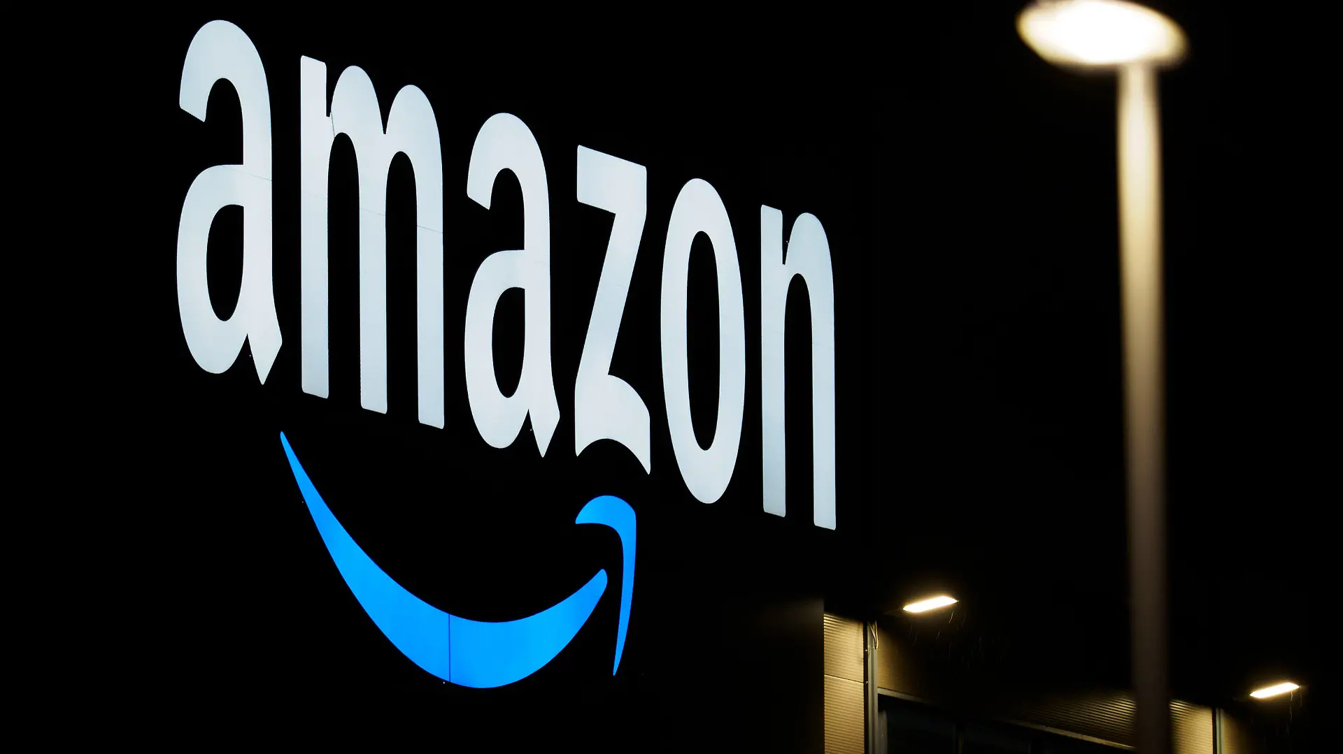 ARCHIV - 17.12.2020, Brandenburg, Schönefeld/Ot Kiekebusch: Das Amazon-Logo ist auf der Fassade eines Sortierzentrums zu sehen. Die italienischen Wettbewerbshüter haben gegen Amazon eine Milliardenstrafe wegen Missbrauchs seiner Marktposition verhängt. (zu dpa «Italiens Kartellbehörde verhängt Milliardenstrafe gegen Amazon») Foto: Soeren Stache/dpa-Zentralbild/dpa +++ dpa-Bildfunk +++