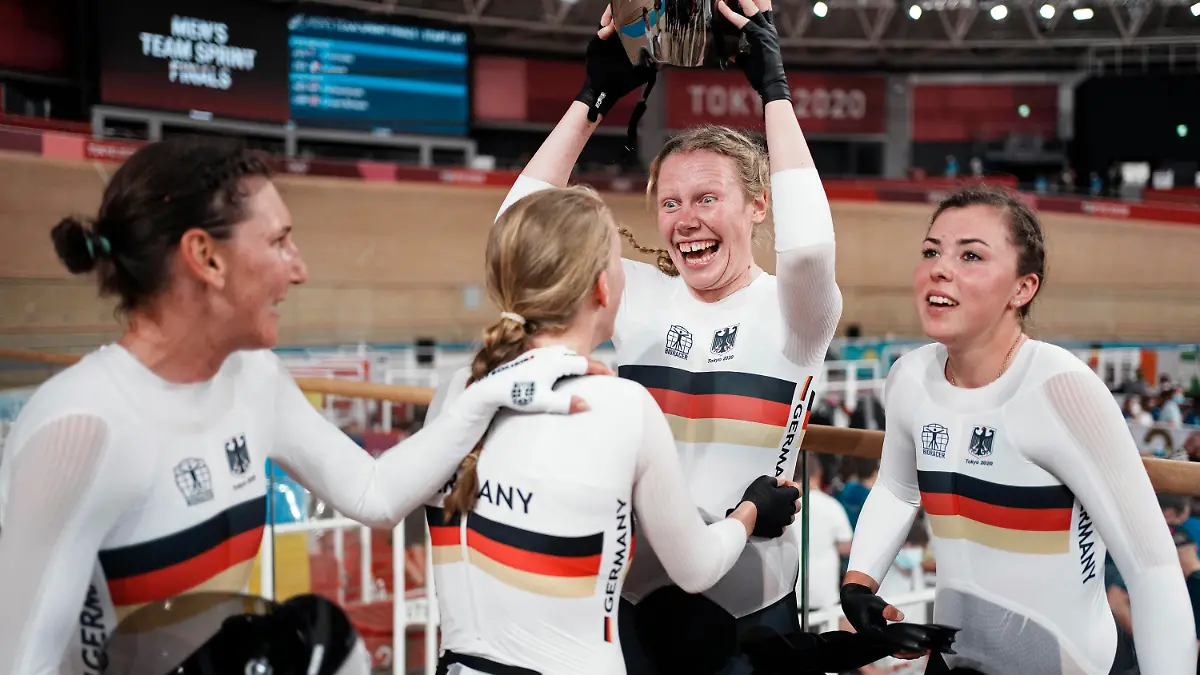 ACHTUNG: SPERRFRIST 19. DEZEMBER 22:30 UHR.  - ARCHIV - 03.08.2021, Japan, Izu: Radsport/Bahn: Olympia, 4000m Mannschaftsverfolgung, Frauen, Finale im Izu Velodrome. Deutschlands Lisa Brennauer, Franziska Brauße, Mieke Kröger und Lisa Klein (l-r) feiern ihren Weltrekord und Goldmedaillen. (zu "Mihambo, Zverev und Bahnrad-Vierer sind «Sportler des Jahre»") Foto: Thibault Camus/AP/dpa +++ dpa-Bildfunk +++