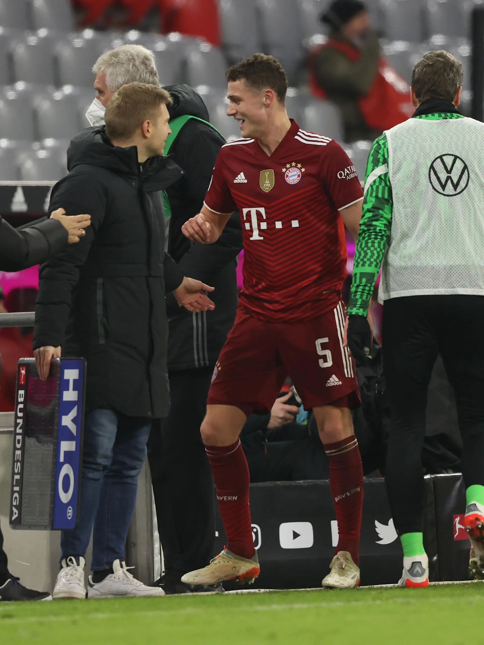 MUNICH, GERMANY - DECEMBER 17: Benjamin Pavard of Muenchen leaves the pitch to go to the restroom  during the Bundesliga match between FC Bayern München and VfL Wolfsburg at Allianz Arena on December 17, 2021 in Munich, Germany. (Photo by Alexander Hassenstein/Getty Images)