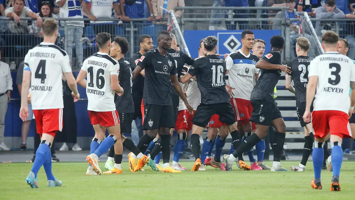 Hamburg, Fußball Bundesliga, Saison 2022/2023, Relegation Hamburger SV  HSV  vs. VfB Stuttgart , Rudelbildung Gemäß den Vorgaben der DFL Deutsche Fußball Liga ist es untersagt, in dem Stadion und/oder vom Spiel angefertigte Fotoaufnahmen in Form von Sequenzbildern und/oder videoähnlichen Fotostrecken zu verwerten bzw. verwerten zu lassen. *** Hamburg, Football Bundesliga, season 2022 2023, Relegation Hamburger SV HSV vs VfB Stuttgart , Rudelbildung According to the requirements of the DFL German Football League is prohibited in the stadium and or from the game made photographs in the form of sequence images and or video-like photo series to exploit or to let exploited