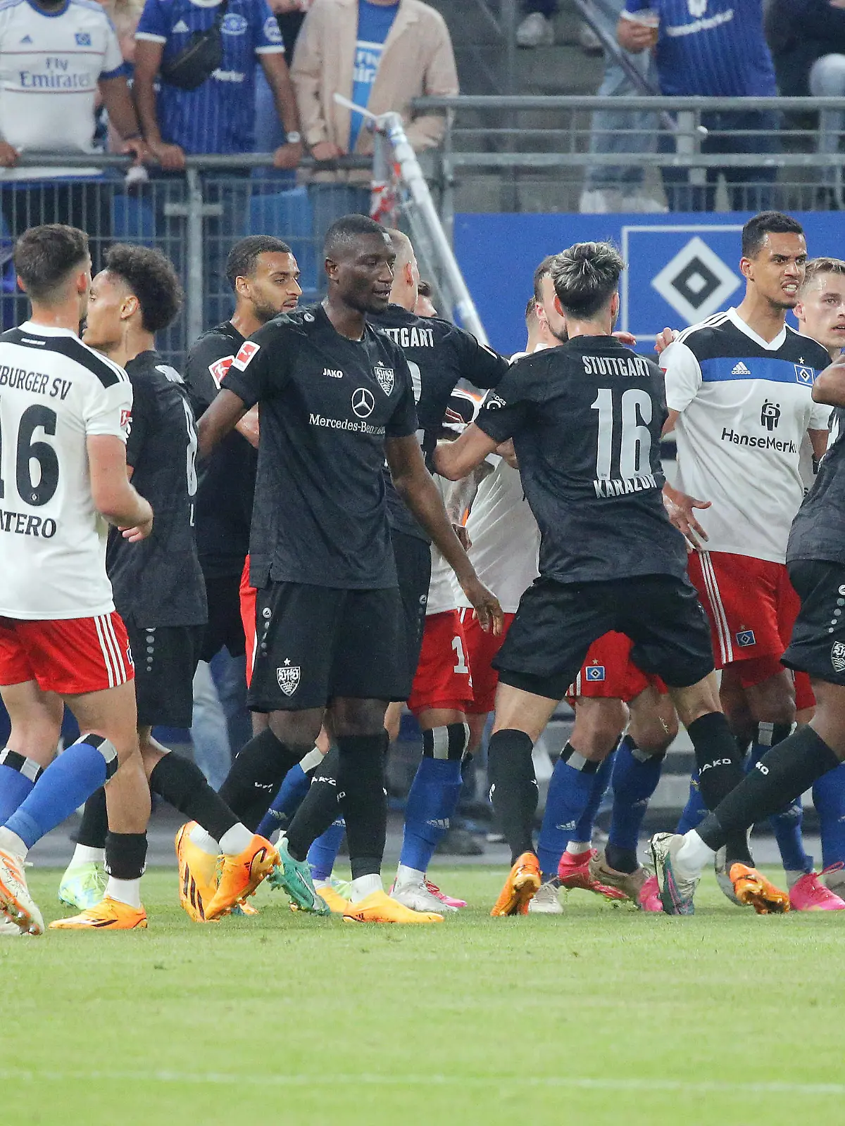 Hamburg, Fußball Bundesliga, Saison 2022/2023, Relegation Hamburger SV  HSV  vs. VfB Stuttgart , Rudelbildung Gemäß den Vorgaben der DFL Deutsche Fußball Liga ist es untersagt, in dem Stadion und/oder vom Spiel angefertigte Fotoaufnahmen in Form von Sequenzbildern und/oder videoähnlichen Fotostrecken zu verwerten bzw. verwerten zu lassen. *** Hamburg, Football Bundesliga, season 2022 2023, Relegation Hamburger SV HSV vs VfB Stuttgart , Rudelbildung According to the requirements of the DFL German Football League is prohibited in the stadium and or from the game made photographs in the form of sequence images and or video-like photo series to exploit or to let exploited