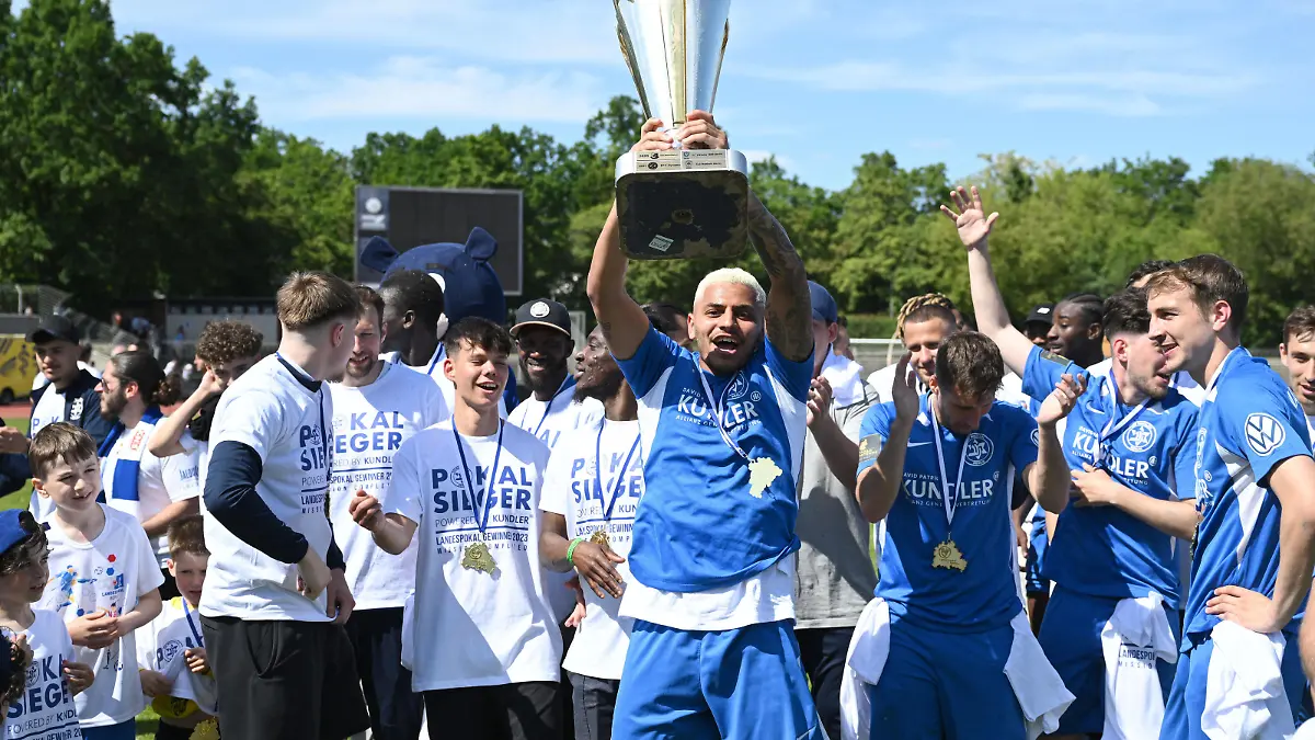 Fussball, Herren, Saison 2022/2023, COSY-WASCH Landespokal Berlin Finale im Mommsenstadion, TuS Makkabi Berlin SV Sparta Lichtenberg 3:1 n.V., Guilherme Henrique TuS Makkabi Berlin mit Pokal, 03.06. 2023, *** Football, men, season 2022 2023, COSY WASCH Landespokal Berlin final at Mommsenstadion, TuS Maccabi Berlin SV Sparta Lichtenberg 3 1 n V , Guilherme Henrique TuS Maccabi Berlin with cup, 03 06 2023, Copyright: xMatthiasxKochx
