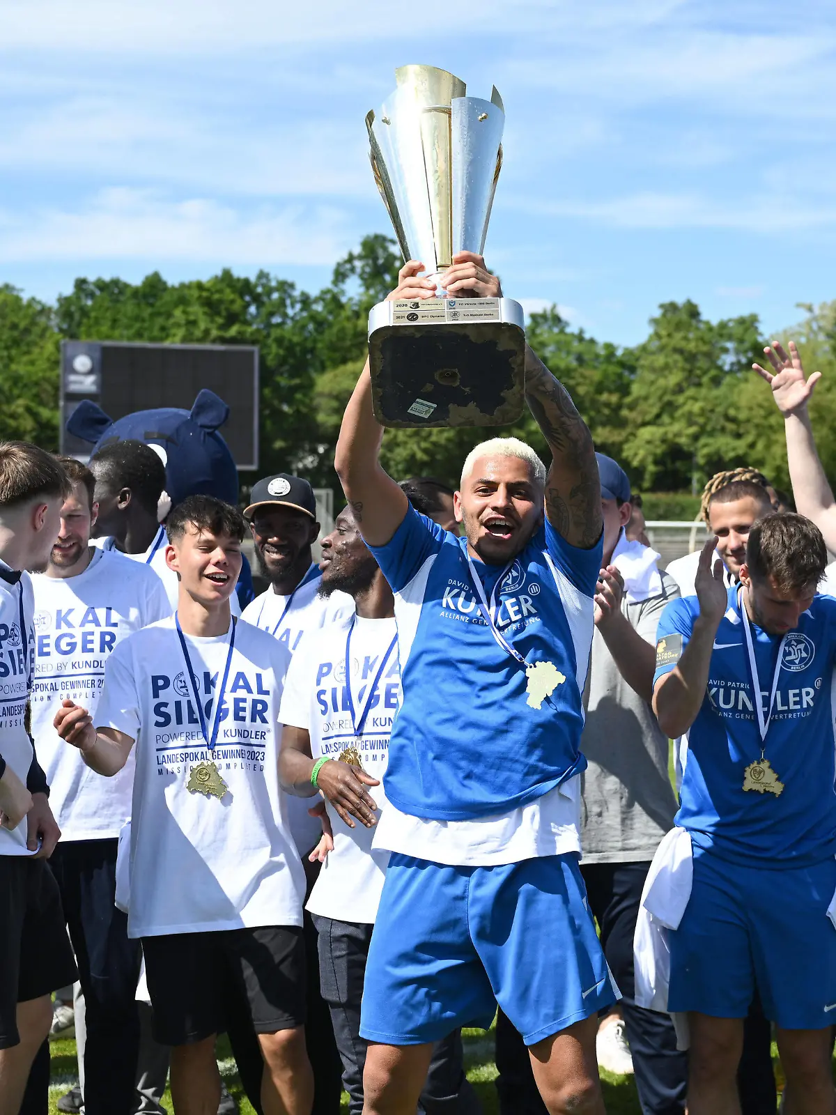 Fussball, Herren, Saison 2022/2023, COSY-WASCH Landespokal Berlin Finale im Mommsenstadion, TuS Makkabi Berlin SV Sparta Lichtenberg 3:1 n.V., Guilherme Henrique TuS Makkabi Berlin mit Pokal, 03.06. 2023, *** Football, men, season 2022 2023, COSY WASCH Landespokal Berlin final at Mommsenstadion, TuS Maccabi Berlin SV Sparta Lichtenberg 3 1 n V , Guilherme Henrique TuS Maccabi Berlin with cup, 03 06 2023, Copyright: xMatthiasxKochx