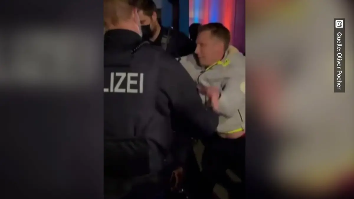 Oliver Pocher wird von der Polizei abgeführt Nach Strandkorbkonzert