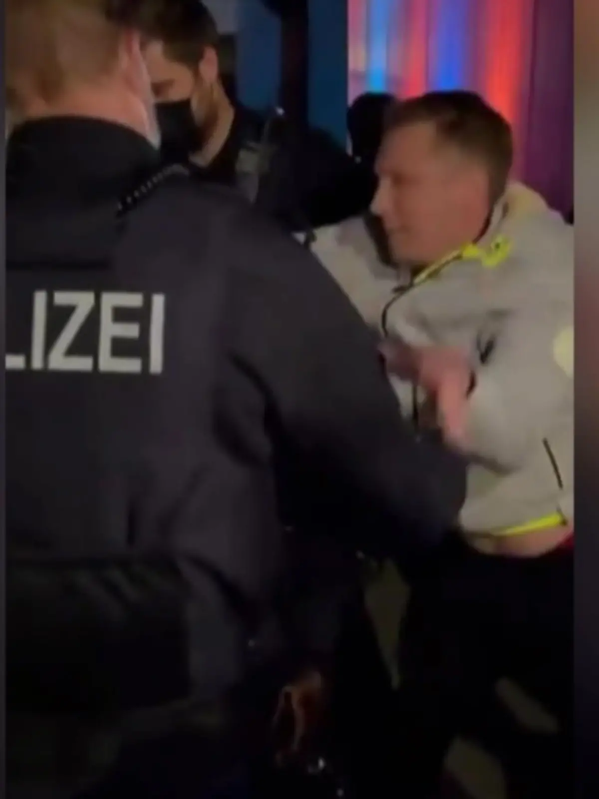 Bild zu: "Oliver Pocher wird von der Polizei abgeführt"