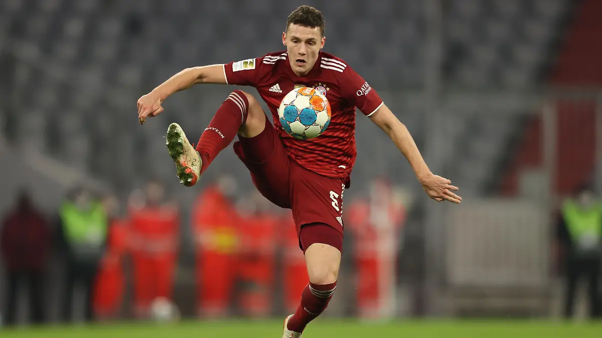 MUNICH, GERMANY - DECEMBER 17: Benjamin Pavard of FC Bayern München runs with the ball during the Bundesliga match between FC Bayern München and VfL Wolfsburg at Allianz Arena on December 17, 2021 in Munich, Germany. (Photo by Alexander Hassenstein/Getty Images)