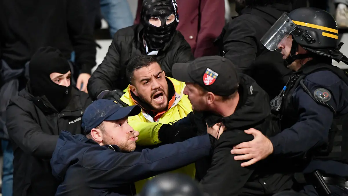 December 17, 2021, Paris, Ile-de-France (region, France: Incidents and violence in the stands, the match was permanently interrupted. Paris FC / Olympique Lyonnais / Coupe de France, 32nd final of the Coupe de France, at the Stade Charlety, between Paris FC and Olympique Lyonnais, December 17, 2021. (Credit Image: © Julien Mattia/Le Pictorium Agency via ZUMA Press