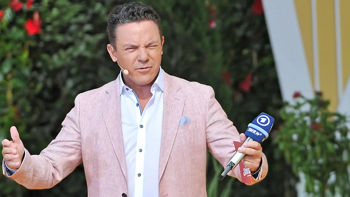 ARD - Immer wieder Sonntags. Moderator Stefan Mross während der ARD - Unterhaltungsshow Immer wieder Sonntags am 21.05.2023 im Europapark Rust. 20230521MWI72170 *** ARD Immer wieder Sonntags host Stefan Mross during the ARD entertainment show Immer wieder Sonntags on 21 05 2023 at Europapark Rust 20230521MWI72170