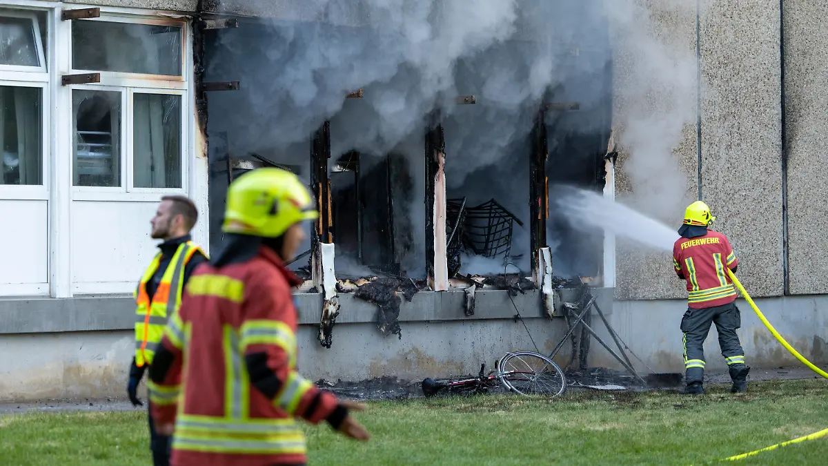 04.06.2023, Thüringen, Apolda: Die Feuerwehr löscht einen Brand in einer Flüchtlingsunterkunft. Nach dem Brand wurde ein toter Mensch gefunden. Acht weitere Personen wurden verletzt, wie die Polizei und die Sprecherin des Landratsamts Weimarer Land am Sonntag sagten. Foto: Johannes Krey/Jkfotografie&tv/dpa-Zentralbild/dpa +++ dpa-Bildfunk +++