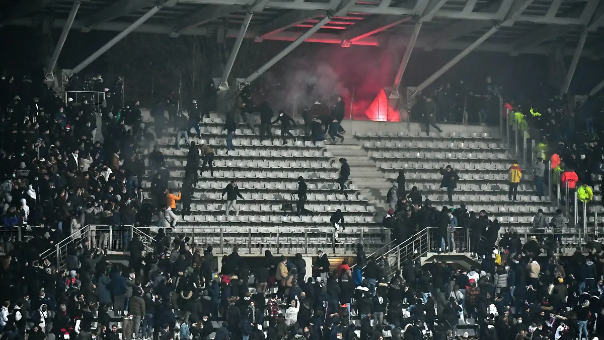 ©Julien Mattia / Le Pictorium/MAXPPP - Julien Mattia / Le Pictorium - 17/12/2021 - France / Ile-de-France / Paris - Incidents et violences dans les tribunes, lr match a ete definitivement interrompu. Paris FC / Olympique Lyonnais / Coupe de France, 32e de finale de la Coupe de France, au Stade Charlety, entre le Paris FC et l'Olympique Lyonnais, le 17 decembre 2021. / 17/12/2021 - France / Ile-de-France (region) / Paris - Incidents and violence in the stands, the match was permanently interrupted. Paris FC / Olympique Lyonnais / Coupe de France, 32nd final of the Coupe de France, at the Stade Charlety, between Paris FC and Olympique Lyonnais, December 17, 2021.
